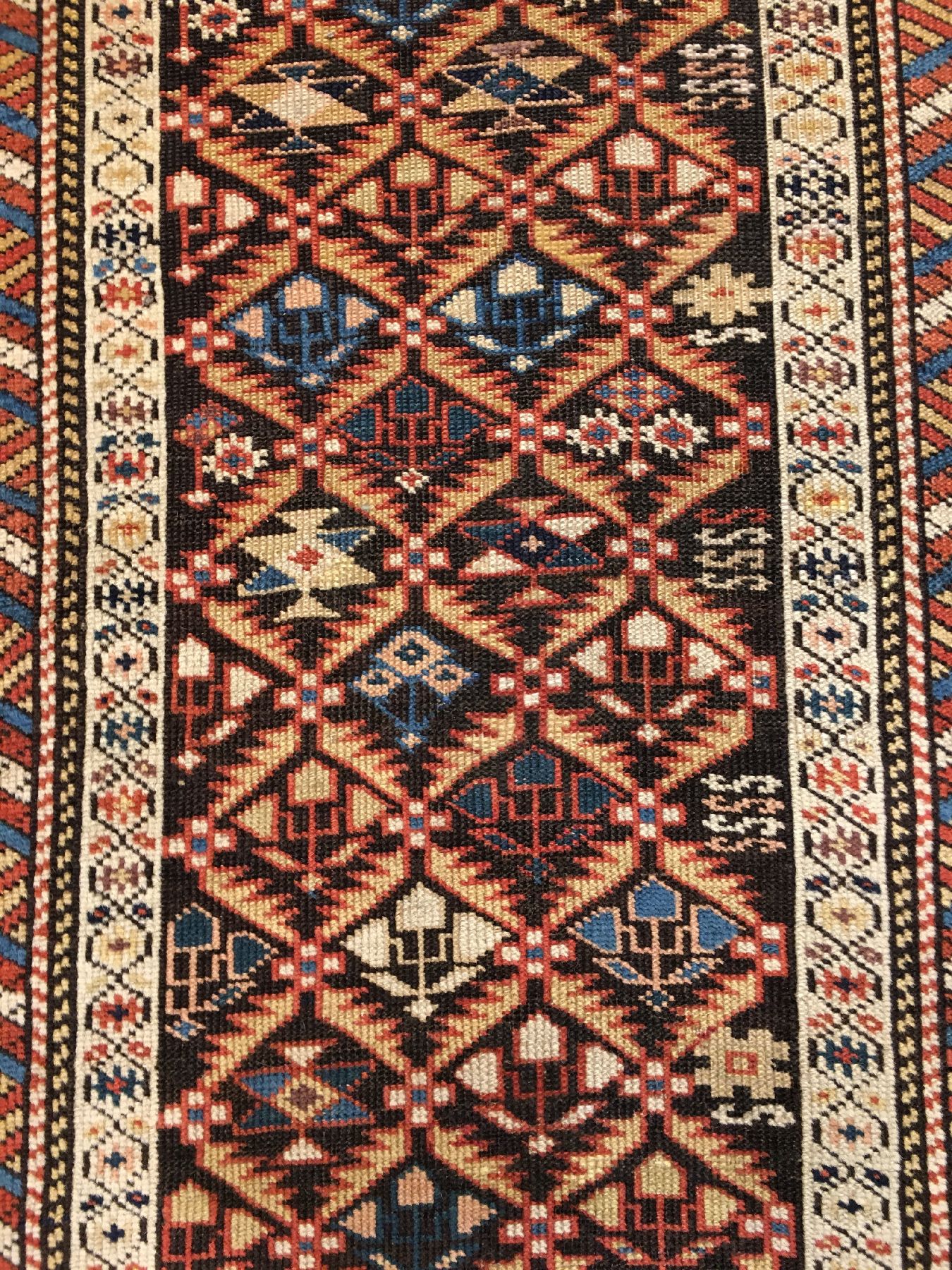 Detail d: Sehr feine Kuba "Galerie" antik, Ostkaukasus, 19.Jhd., Wolle geknüpft auf Wolle. Bemerkenswert fein geknüpfter Kuba mit Rautengitter ...