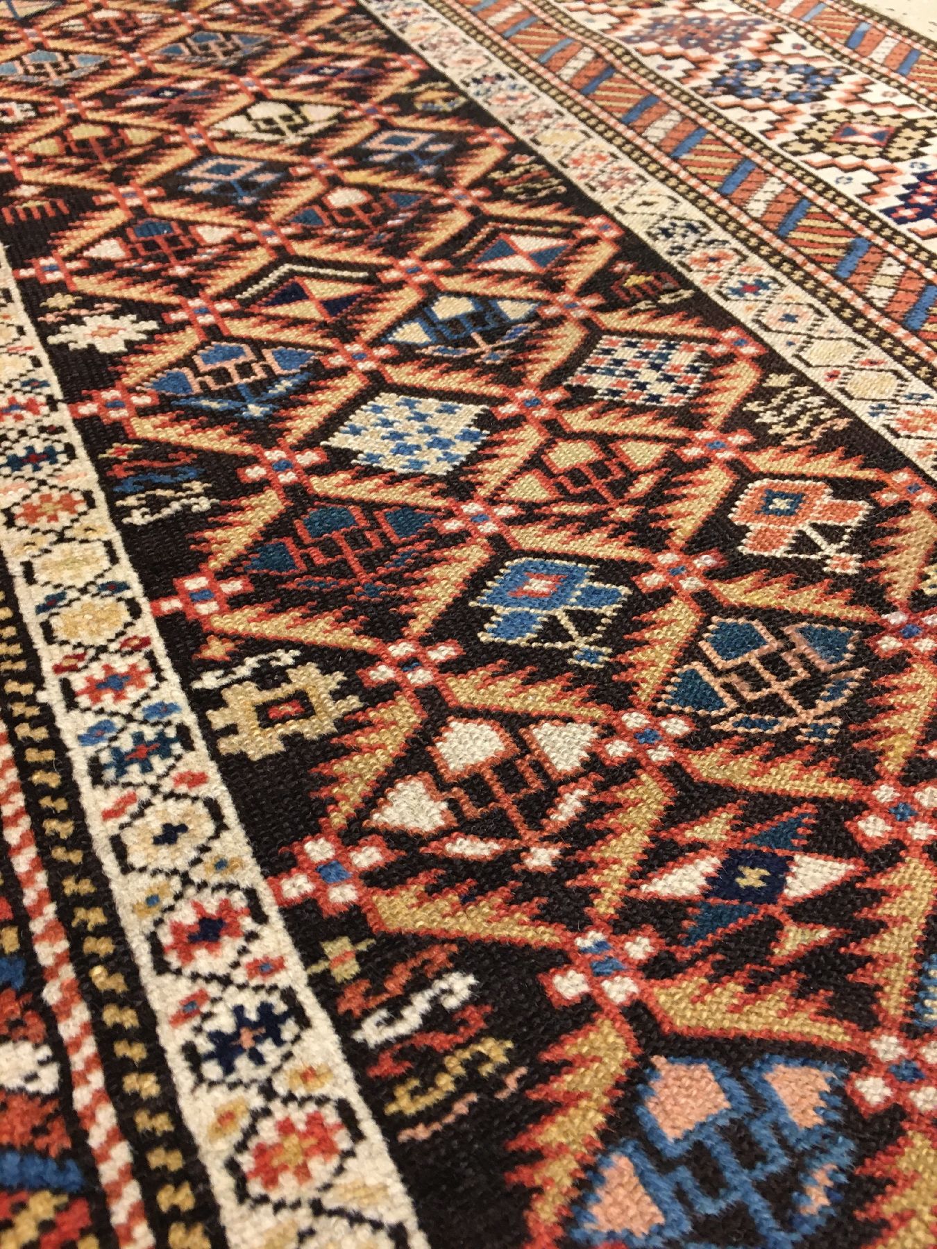Detail e: Sehr feine Kuba "Galerie" antik, Ostkaukasus, 19.Jhd., Wolle geknüpft auf Wolle. Bemerkenswert fein geknüpfter Kuba mit Rautengitter ...