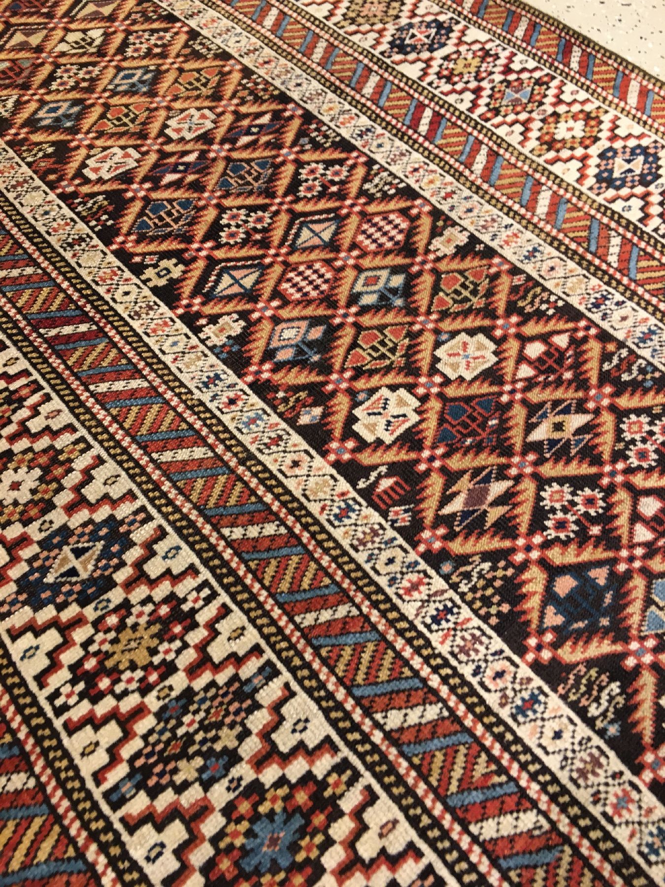 Detail g: Sehr feine Kuba "Galerie" antik, Ostkaukasus, 19.Jhd., Wolle geknüpft auf Wolle. Bemerkenswert fein geknüpfter Kuba mit Rautengitter ...