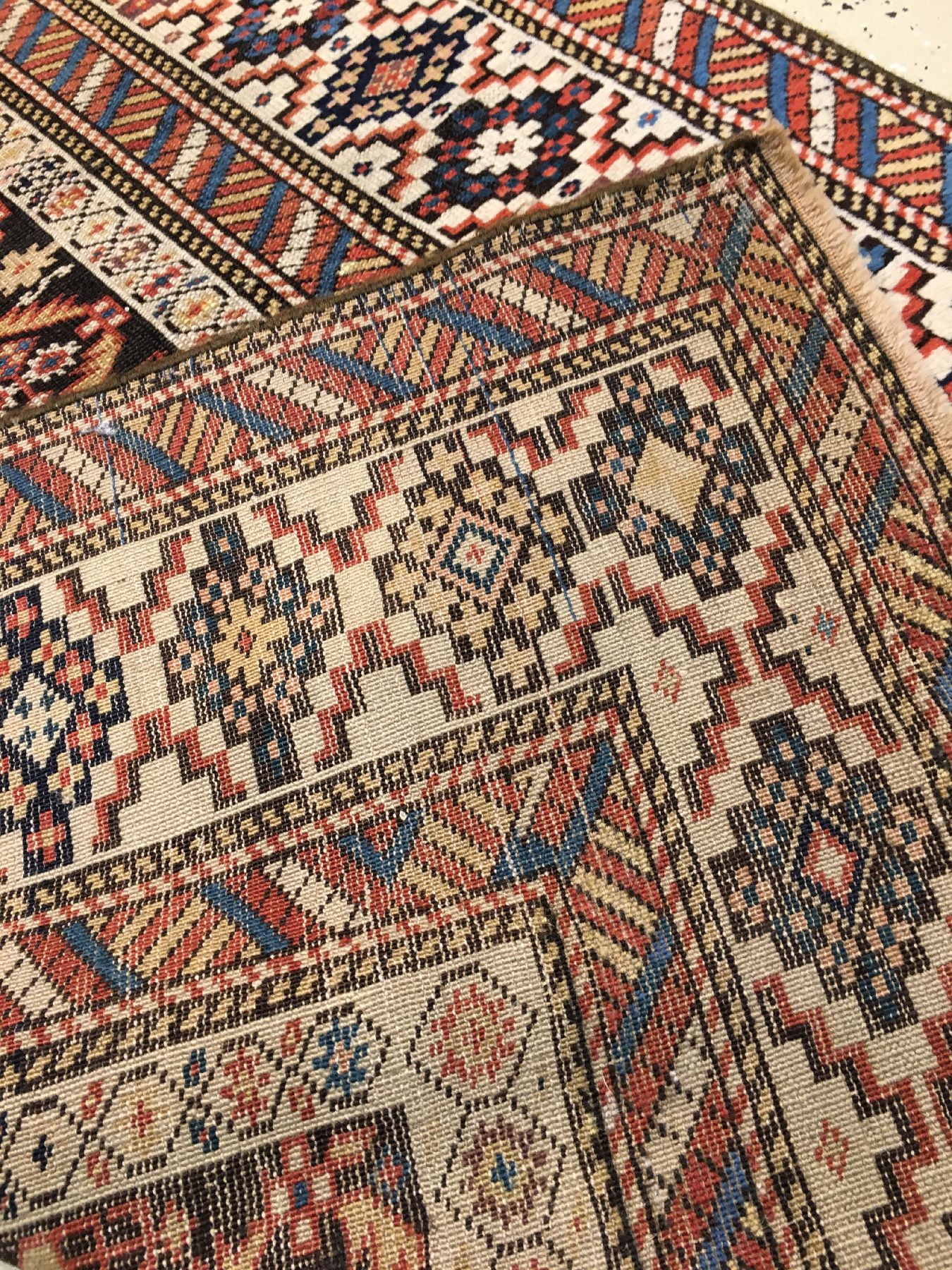 Detail h: Sehr feine Kuba "Galerie" antik, Ostkaukasus, 19.Jhd., Wolle geknüpft auf Wolle. Bemerkenswert fein geknüpfter Kuba mit Rautengitter ...