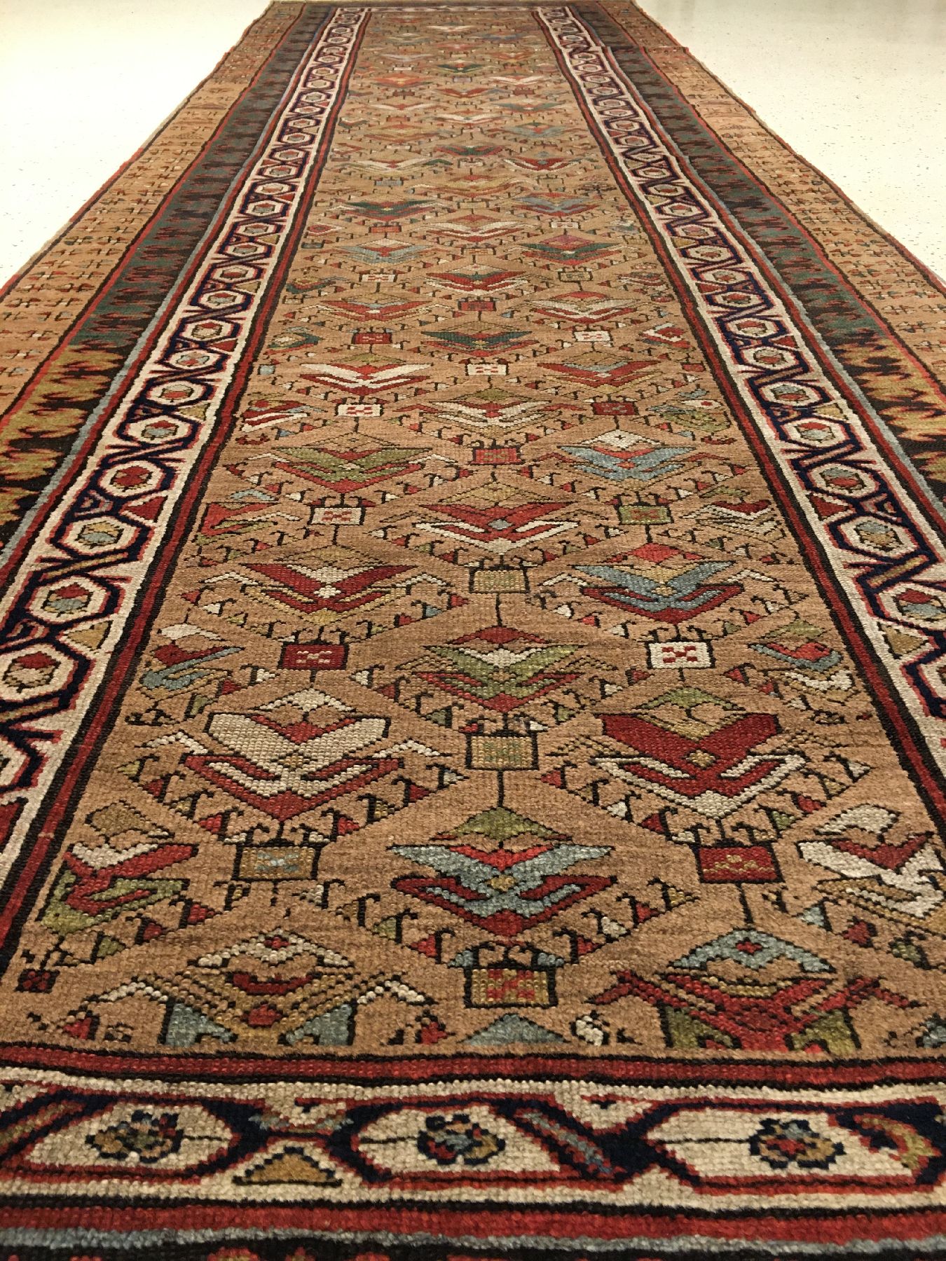Detail c: Seltene Sarab "Galerie" antik (Kamelwolle), Nordwestpersien, 19.Jhd., Kamelwolle/Wolle geknüpft auf Wolle. Außergewöhnlicher Sarab mit ...
