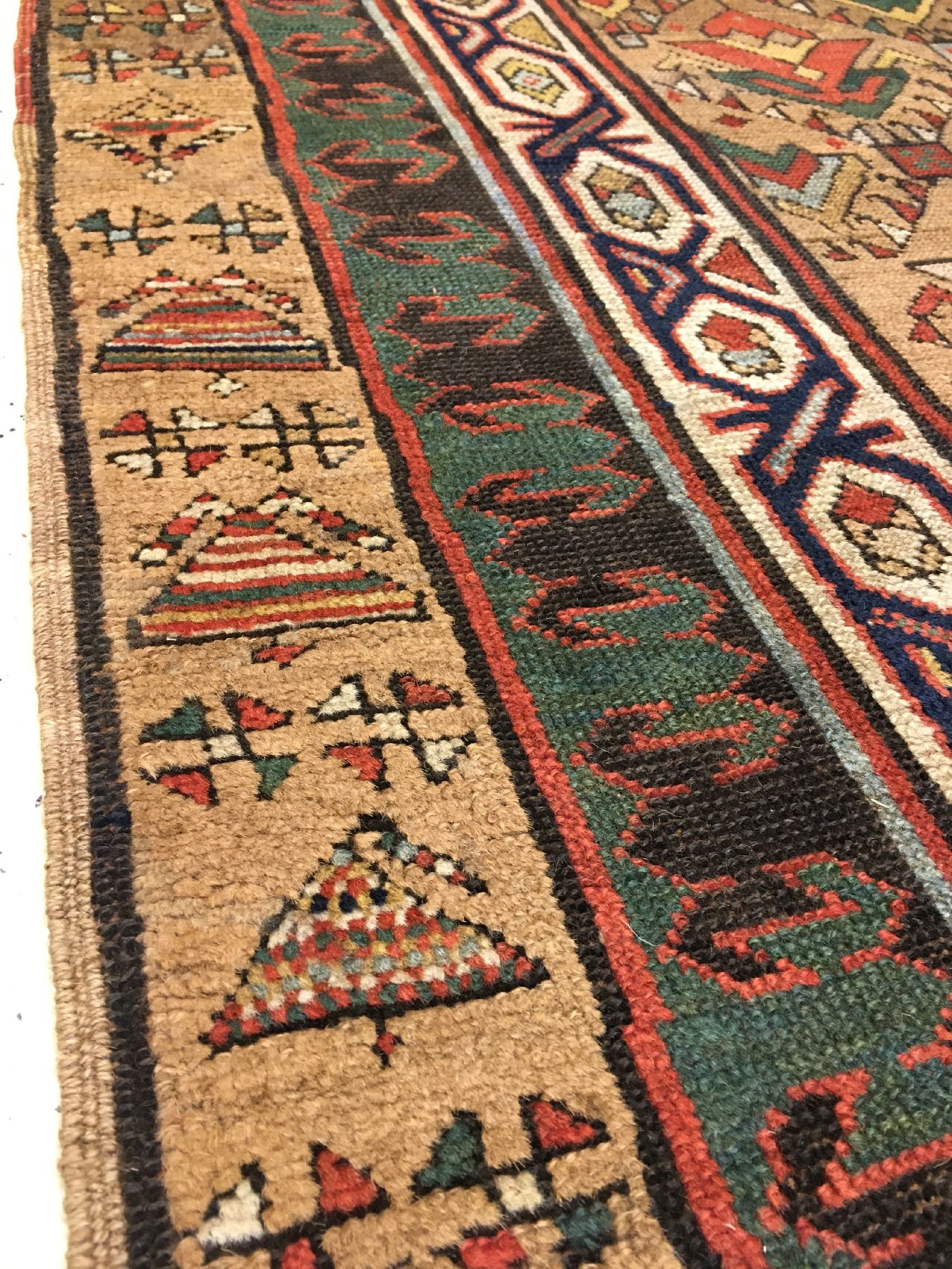 Detail e: Seltene Sarab "Galerie" antik (Kamelwolle), Nordwestpersien, 19.Jhd., Kamelwolle/Wolle geknüpft auf Wolle. Außergewöhnlicher Sarab mit ...