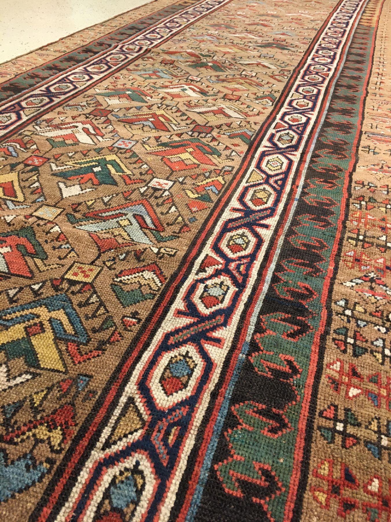 Detail g: Seltene Sarab "Galerie" antik (Kamelwolle), Nordwestpersien, 19.Jhd., Kamelwolle/Wolle geknüpft auf Wolle. Außergewöhnlicher Sarab mit ...