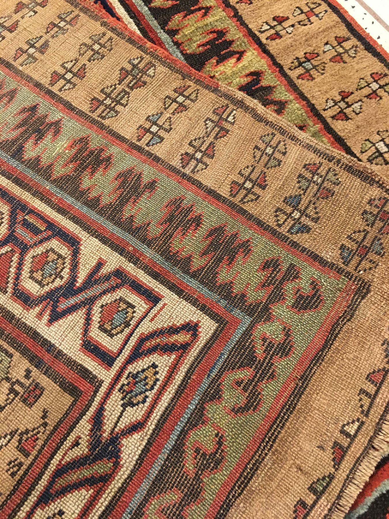 Detail h: Seltene Sarab "Galerie" antik (Kamelwolle), Nordwestpersien, 19.Jhd., Kamelwolle/Wolle geknüpft auf Wolle. Außergewöhnlicher Sarab mit ...