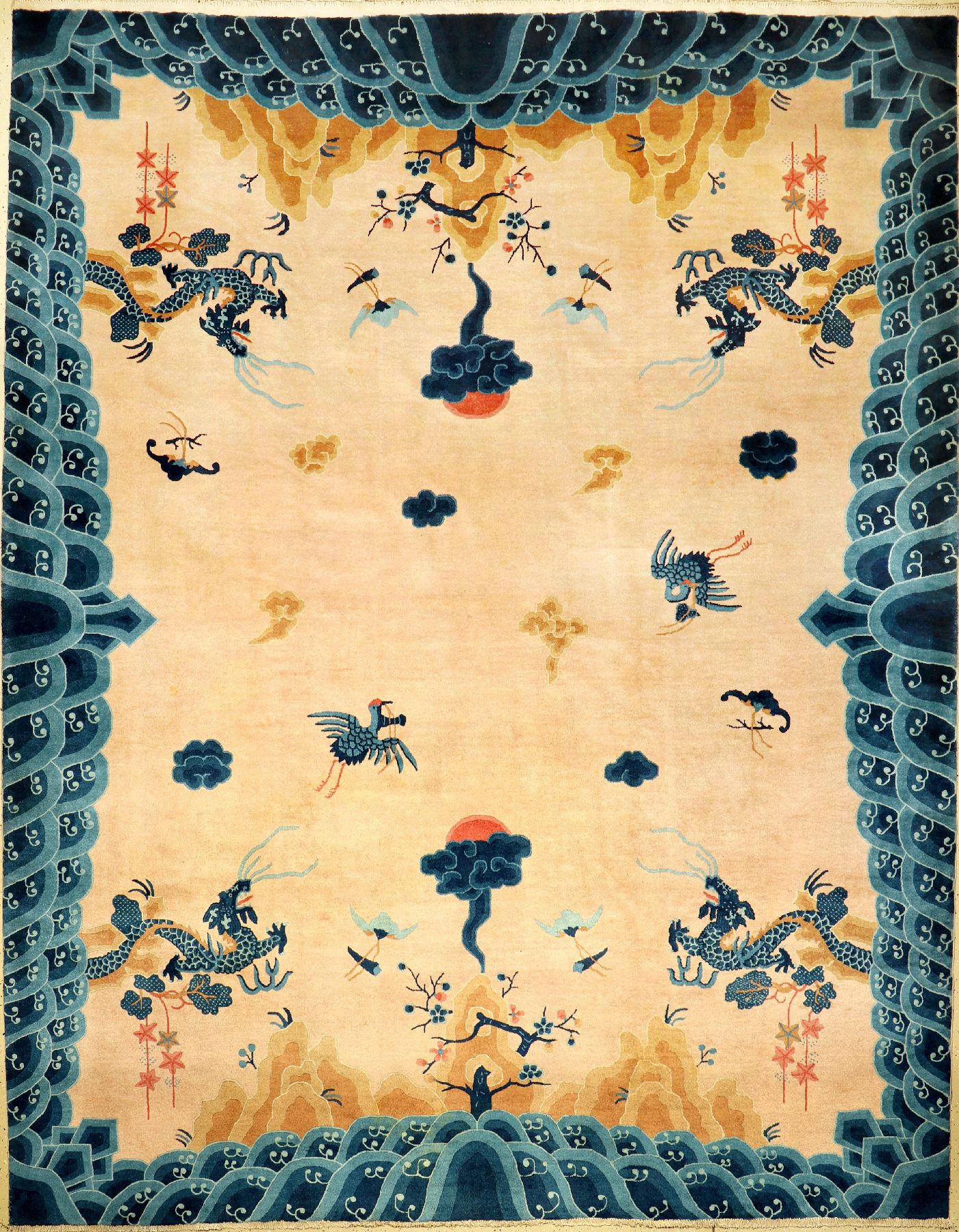 Seltener großer Peking "Drachenteppich" alt, Nordostchina, um 1920, Korkwolle geknüpft auuf Baumwolle. Vier blaue Drachen in den Ecken ...
