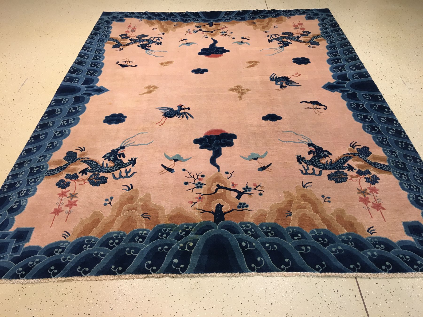 Detail a: Seltener großer Peking "Drachenteppich" alt, Nordostchina, um 1920, Korkwolle geknüpft auuf Baumwolle. Vier blaue Drachen in den Ecken ...