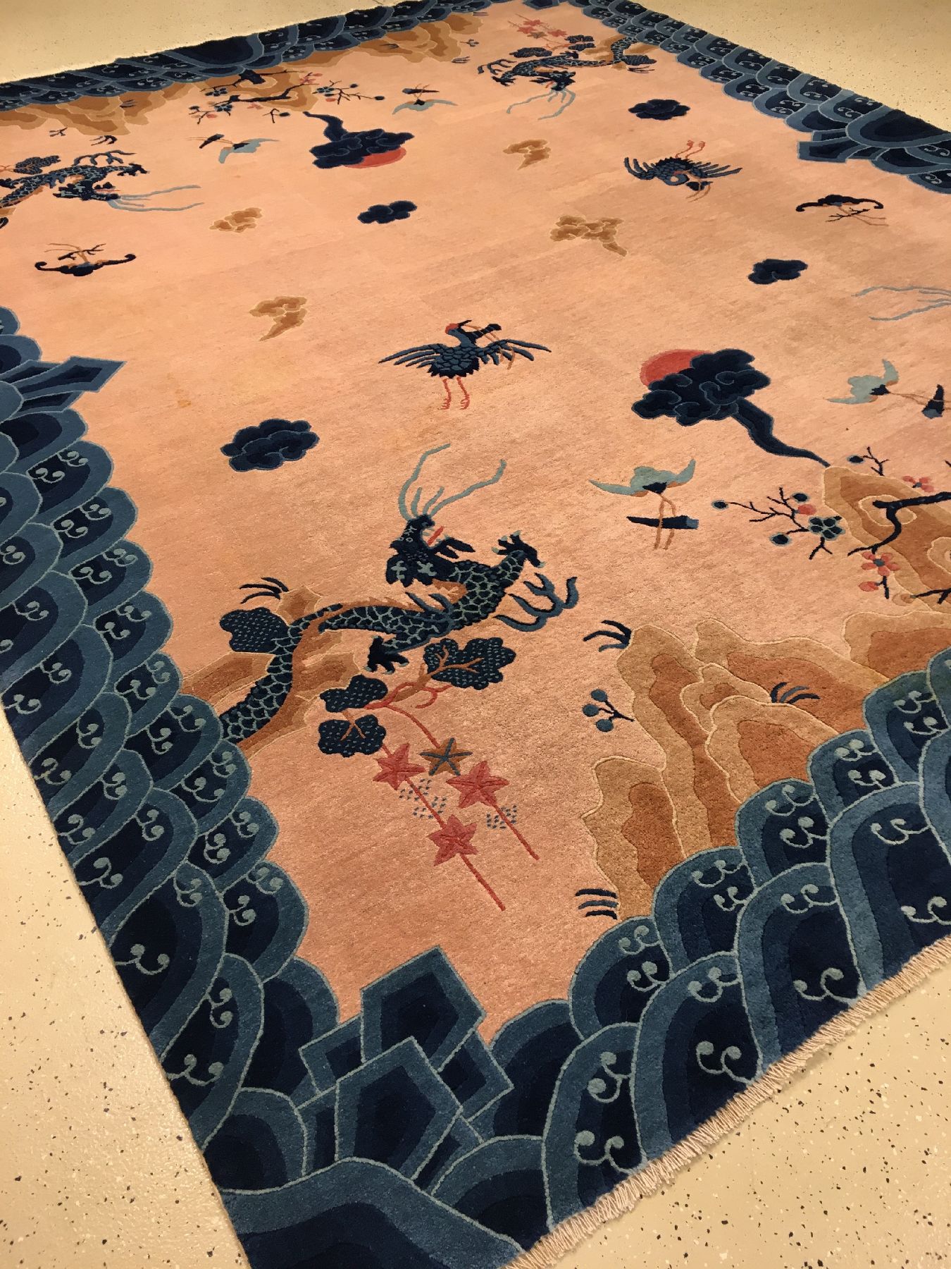 Detail b: Seltener großer Peking "Drachenteppich" alt, Nordostchina, um 1920, Korkwolle geknüpft auuf Baumwolle. Vier blaue Drachen in den Ecken ...