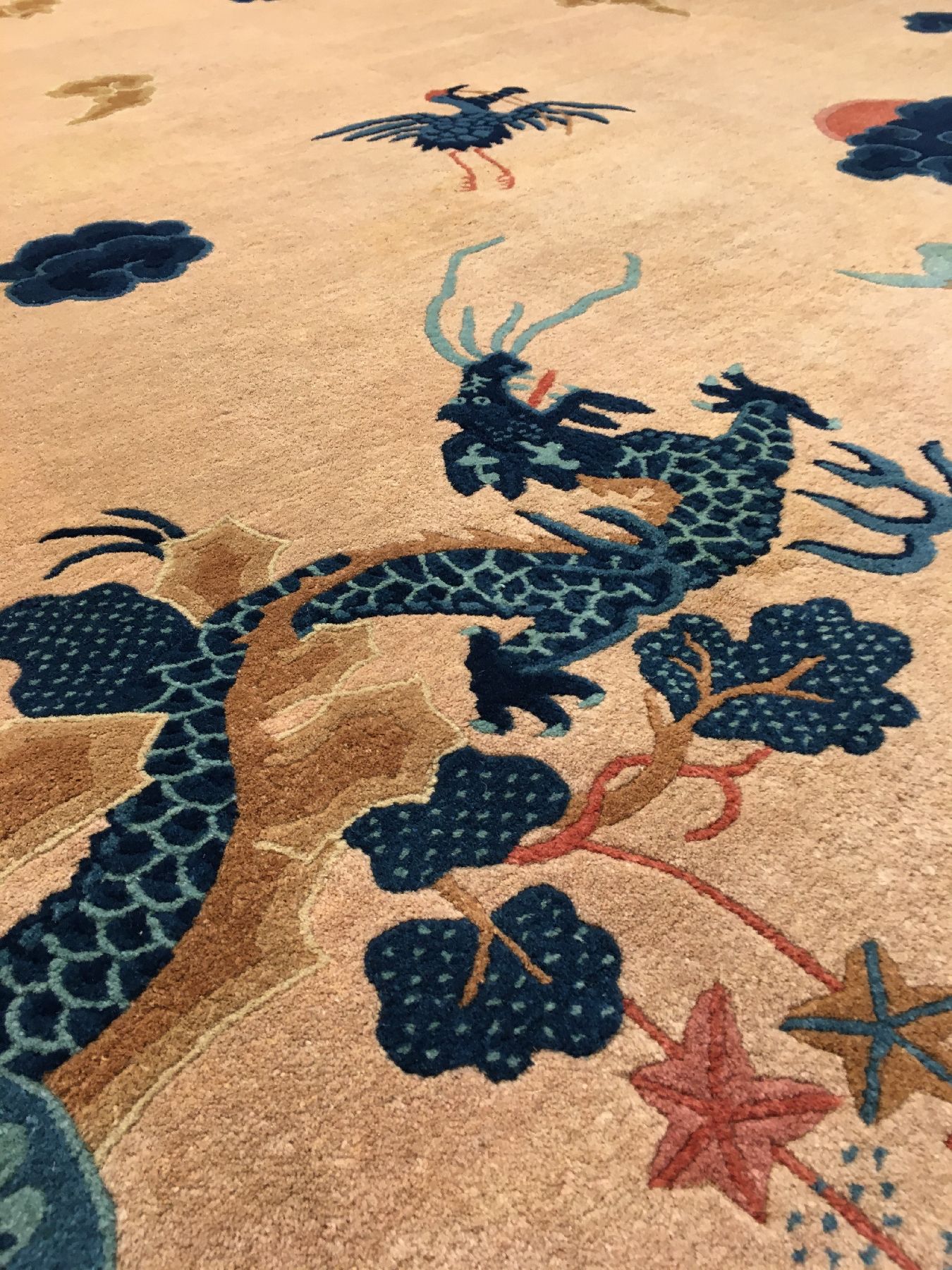 Detail c: Seltener großer Peking "Drachenteppich" alt, Nordostchina, um 1920, Korkwolle geknüpft auuf Baumwolle. Vier blaue Drachen in den Ecken ...