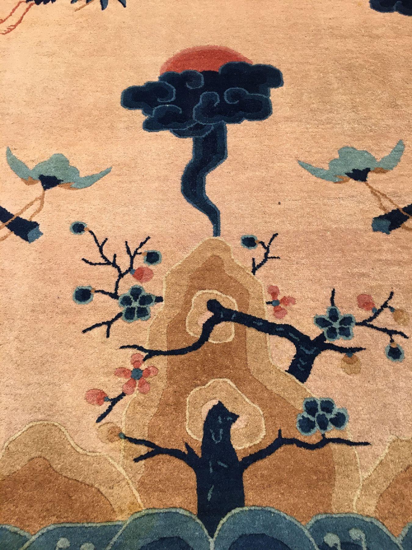 Detail d: Seltener großer Peking "Drachenteppich" alt, Nordostchina, um 1920, Korkwolle geknüpft auuf Baumwolle. Vier blaue Drachen in den Ecken ...