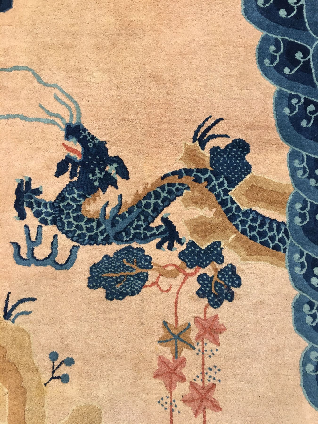 Detail e: Seltener großer Peking "Drachenteppich" alt, Nordostchina, um 1920, Korkwolle geknüpft auuf Baumwolle. Vier blaue Drachen in den Ecken ...