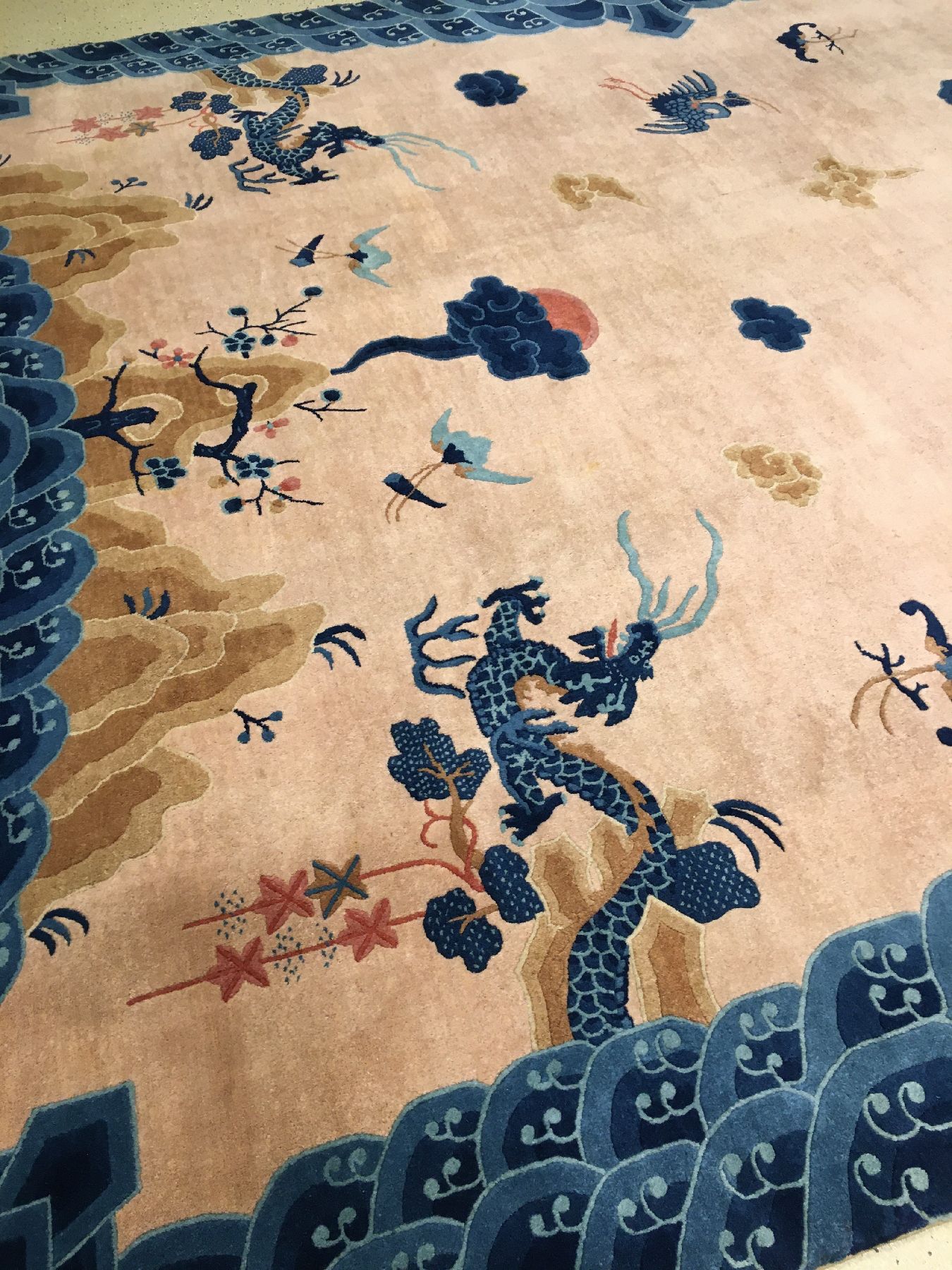 Detail f: Seltener großer Peking "Drachenteppich" alt, Nordostchina, um 1920, Korkwolle geknüpft auuf Baumwolle. Vier blaue Drachen in den Ecken ...