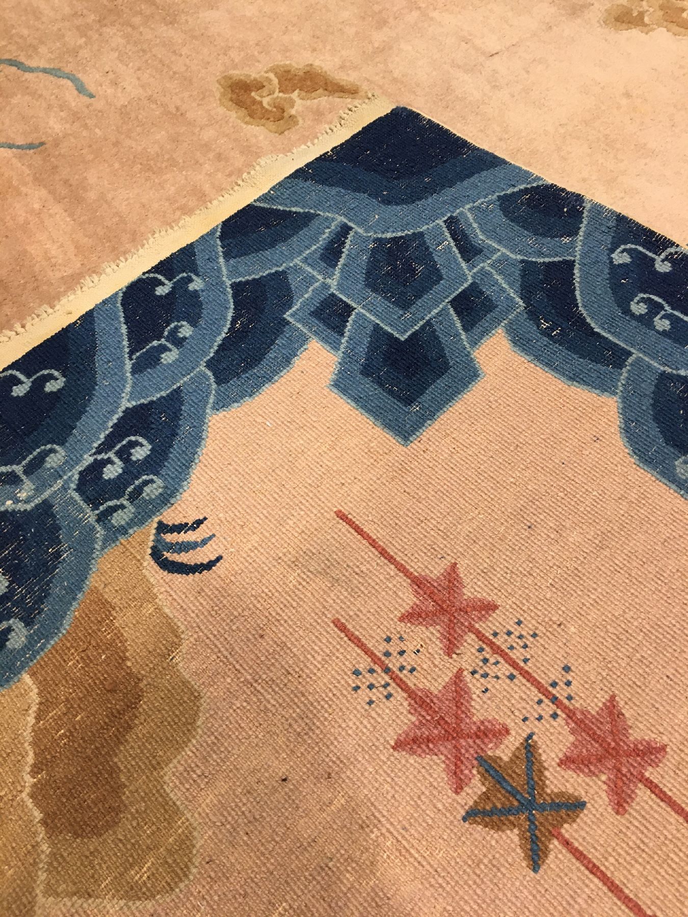 Detail h: Seltener großer Peking "Drachenteppich" alt, Nordostchina, um 1920, Korkwolle geknüpft auuf Baumwolle. Vier blaue Drachen in den Ecken ...