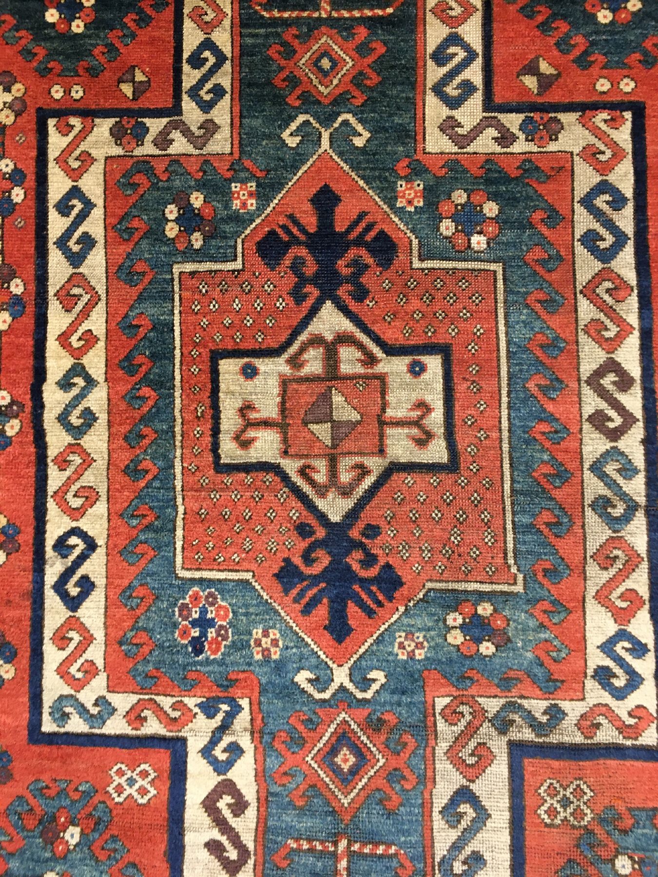 Detail c: Sewan Kasak antik (Schild-Kasak), Südwestkaukasus, 19.Jhd., Wolle geknüpft auf Wolle. Seltener Sewan Kasak mit Schlüsselloch Muster geht auf die ...