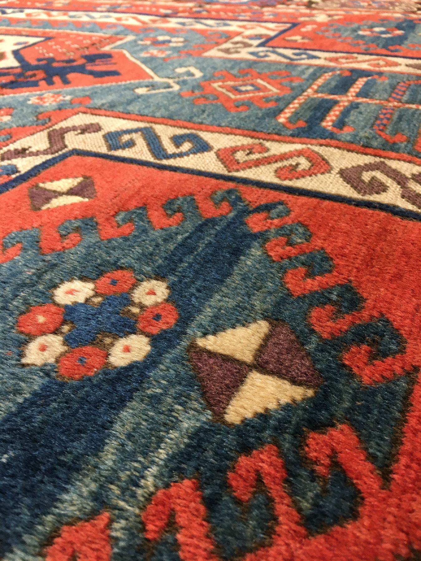 Detail f: Sewan Kasak antik (Schild-Kasak), Südwestkaukasus, 19.Jhd., Wolle geknüpft auf Wolle. Seltener Sewan Kasak mit Schlüsselloch Muster geht auf die ...
