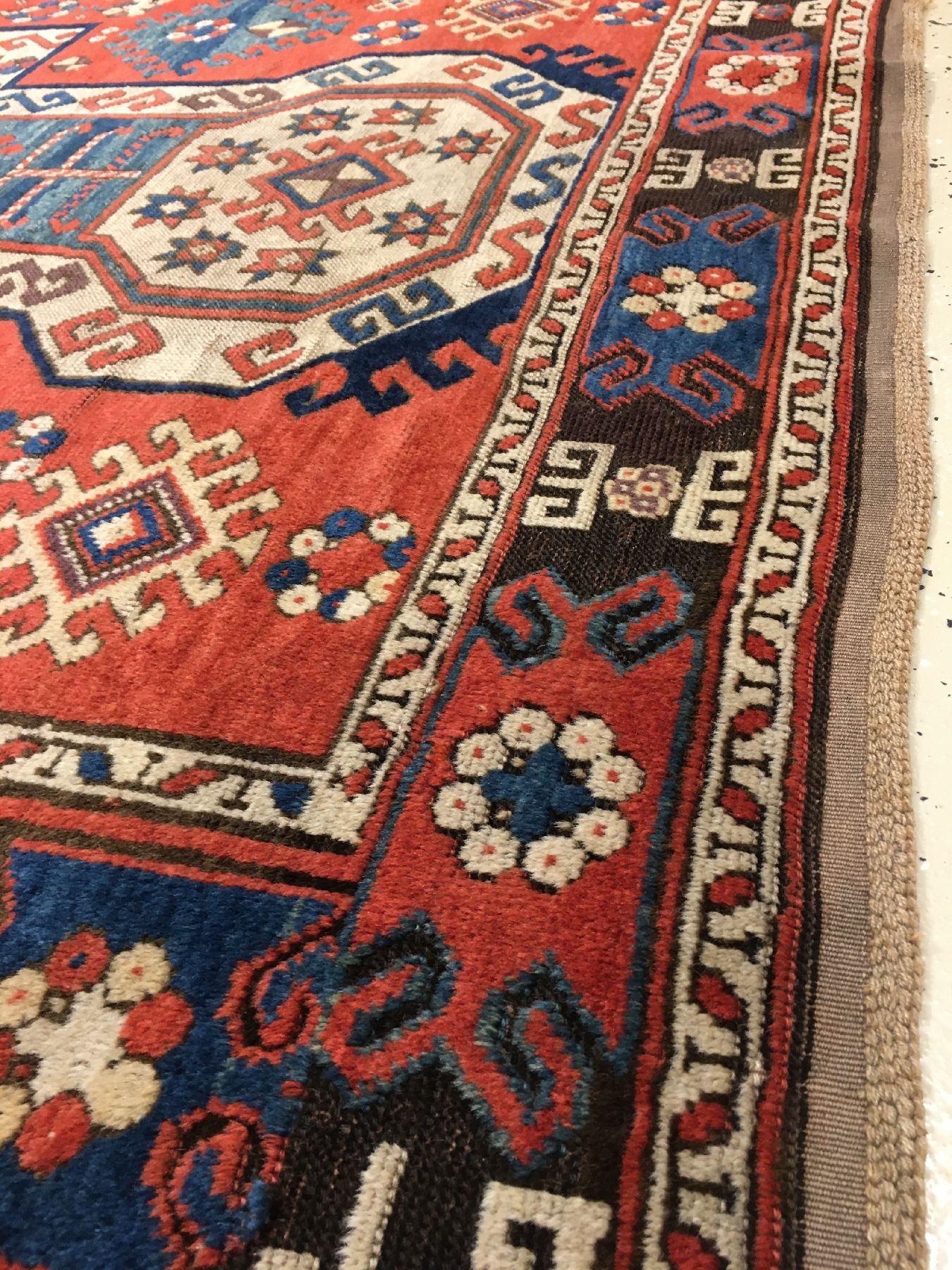 Detail g: Sewan Kasak antik (Schild-Kasak), Südwestkaukasus, 19.Jhd., Wolle geknüpft auf Wolle. Seltener Sewan Kasak mit Schlüsselloch Muster geht auf die ...