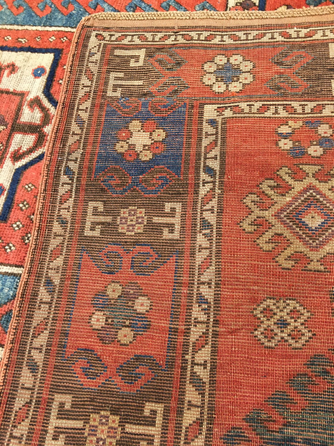 Detail h: Sewan Kasak antik (Schild-Kasak), Südwestkaukasus, 19.Jhd., Wolle geknüpft auf Wolle. Seltener Sewan Kasak mit Schlüsselloch Muster geht auf die ...