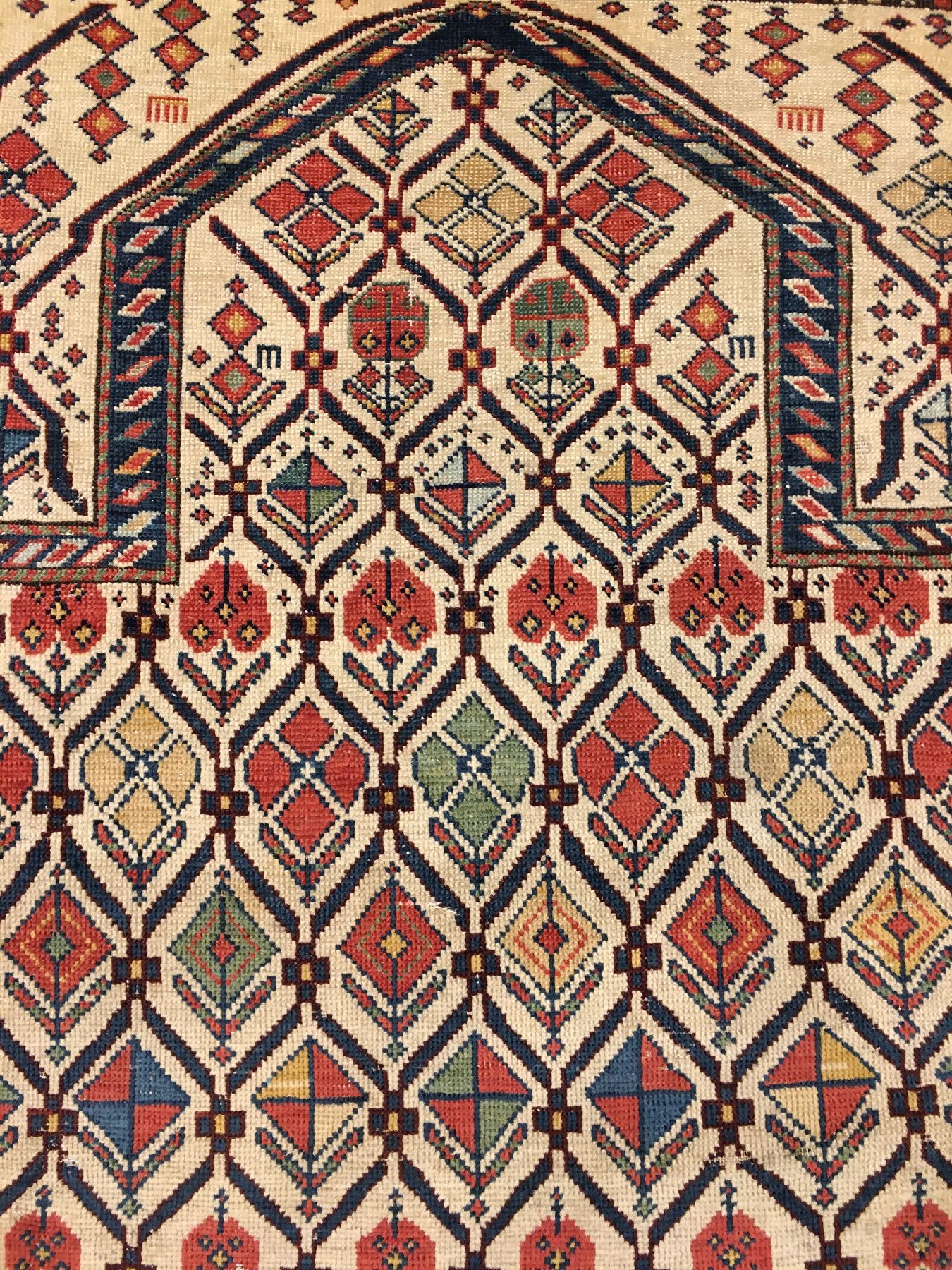 Detail d: Feiner weißgrundiger Schirwan "Gebetsteppich" antik, Ostkaukasus, Mitte 19.Jhd., Wolle geknüpft auf Wolle. Früher Schirwan im ...