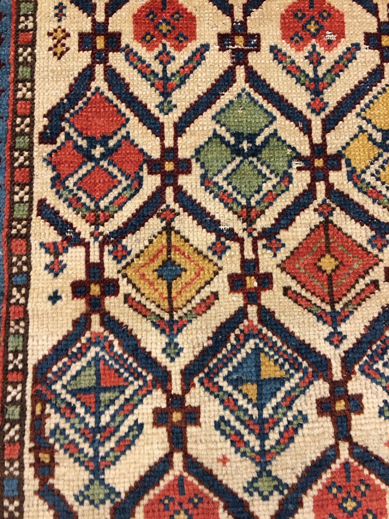 Detail f: Feiner weißgrundiger Schirwan "Gebetsteppich" antik, Ostkaukasus, Mitte 19.Jhd., Wolle geknüpft auf Wolle. Früher Schirwan im ...