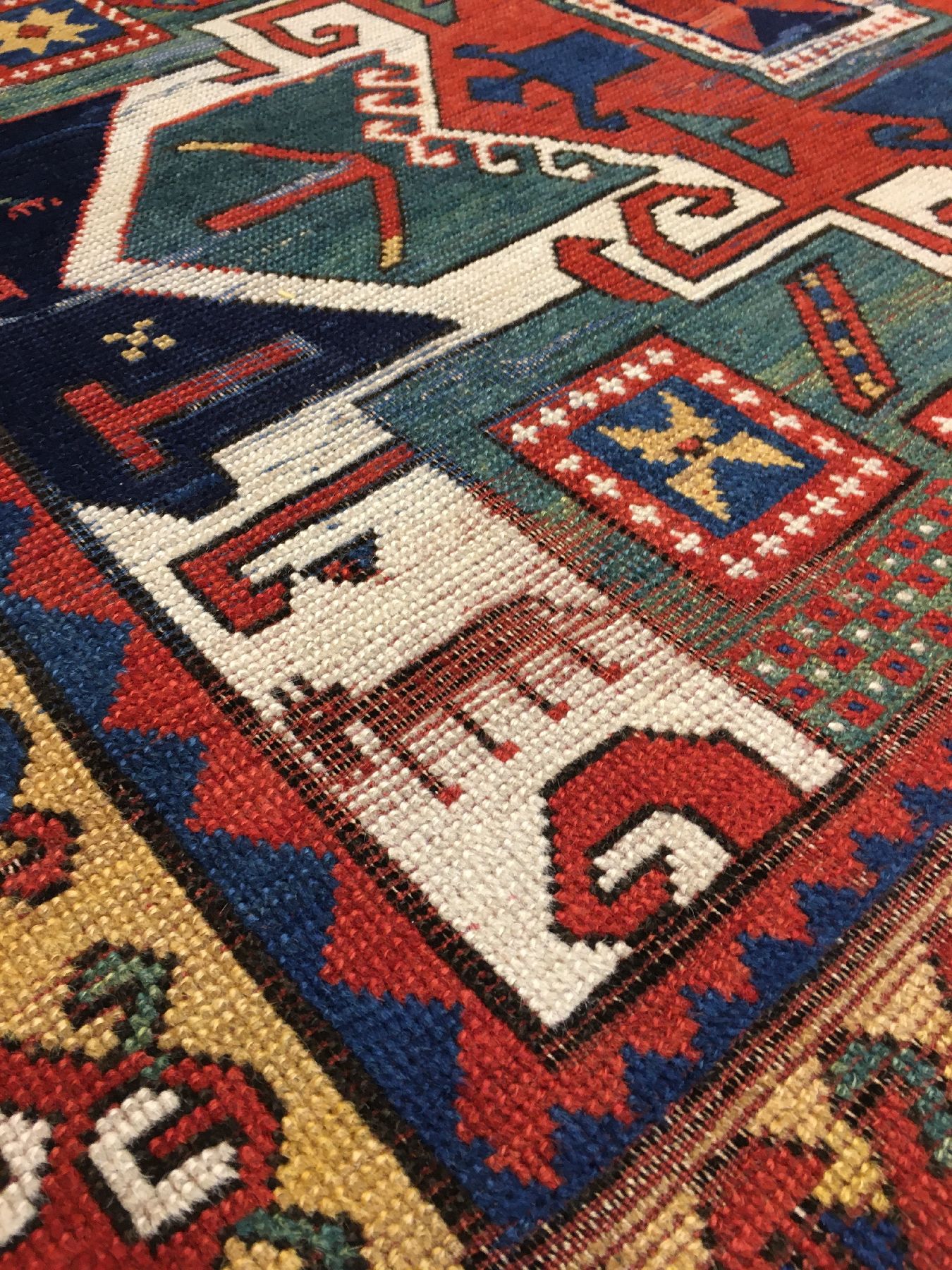 Detail d: Weißgrundiger Stern Kasak antik, Südwestkaukasus, 1.Hälfte 19.Jhd., Wolle geknüpft auf Wolle/indigoblaue Schüsse. Dieser Stern Kasak mit ...