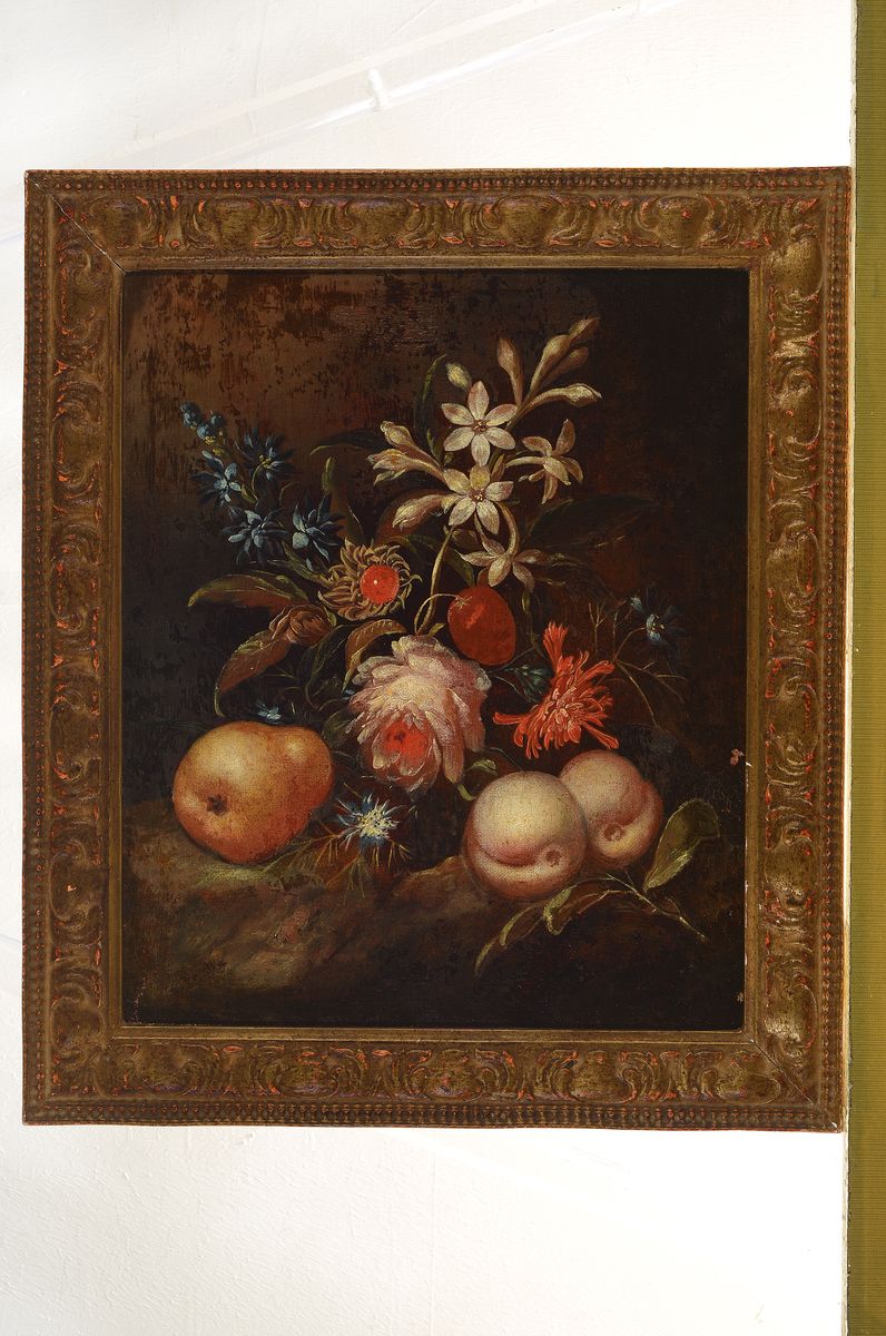 Detail k: Niederländischer Künstler, um 1680-1720, in der Nachfolge von Gerhard Hoet, Stillleben mit Rosen, Nelke, u.a. Blumen, Birne und Pfirsich, ...