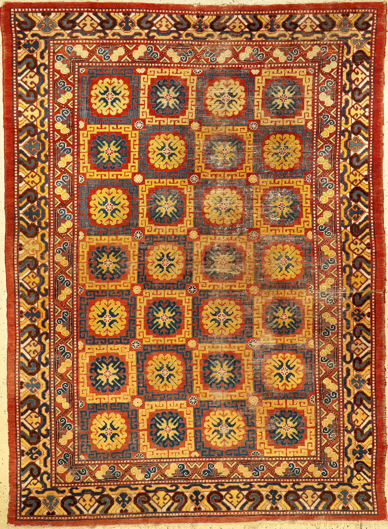 Khotan antik, Ostturkestan, 2.Hälfte 19.Jhd., Wolle geknüpft auf Baumwolle. 28 Kassetten-Güls belegen den Fond, kombiniert mit einer ...