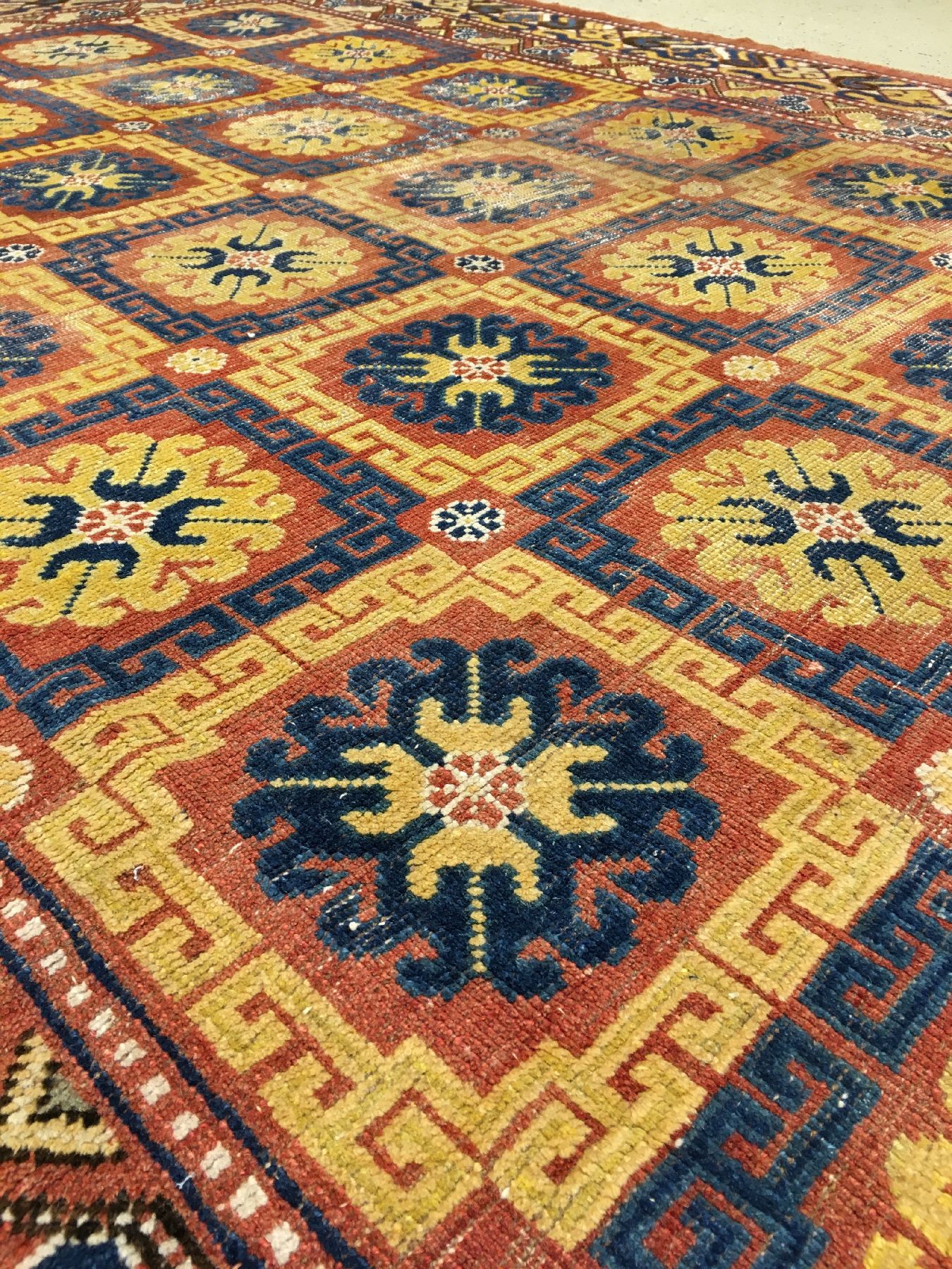 Detail c: Khotan antik, Ostturkestan, 2.Hälfte 19.Jhd., Wolle geknüpft auf Baumwolle. 28 Kassetten-Güls belegen den Fond, kombiniert mit einer ...