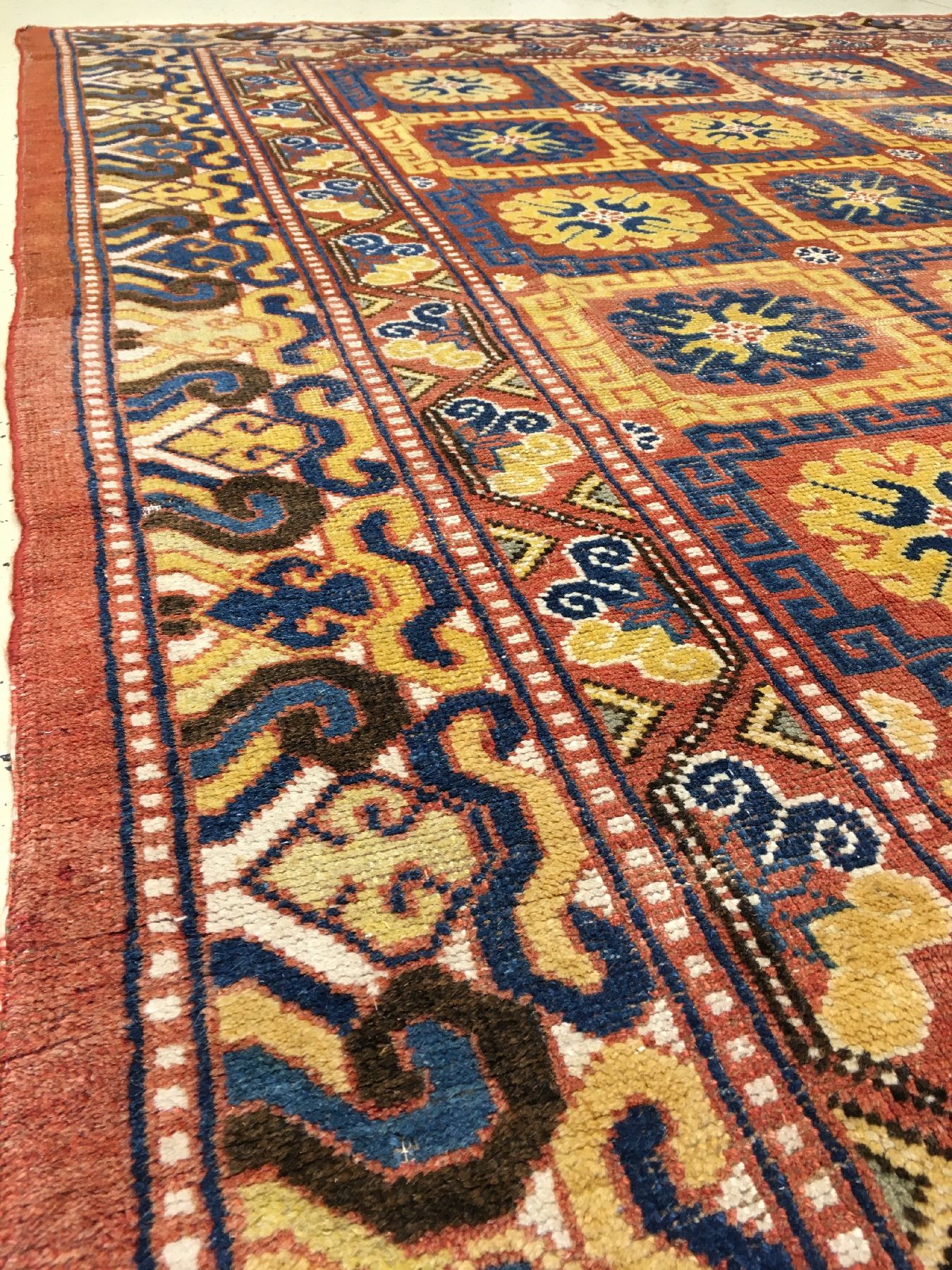 Detail d: Khotan antik, Ostturkestan, 2.Hälfte 19.Jhd., Wolle geknüpft auf Baumwolle. 28 Kassetten-Güls belegen den Fond, kombiniert mit einer ...