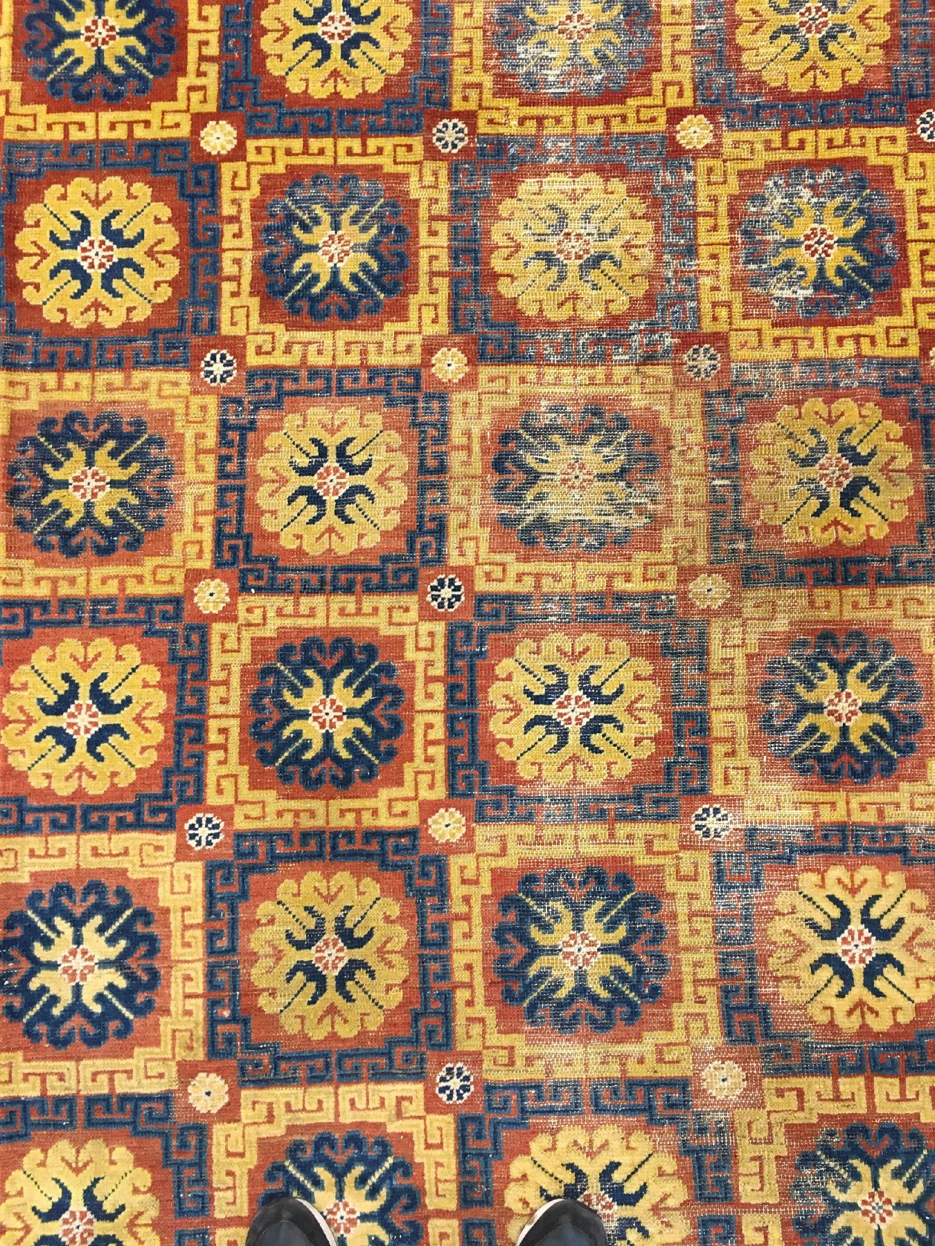 Detail e: Khotan antik, Ostturkestan, 2.Hälfte 19.Jhd., Wolle geknüpft auf Baumwolle. 28 Kassetten-Güls belegen den Fond, kombiniert mit einer ...