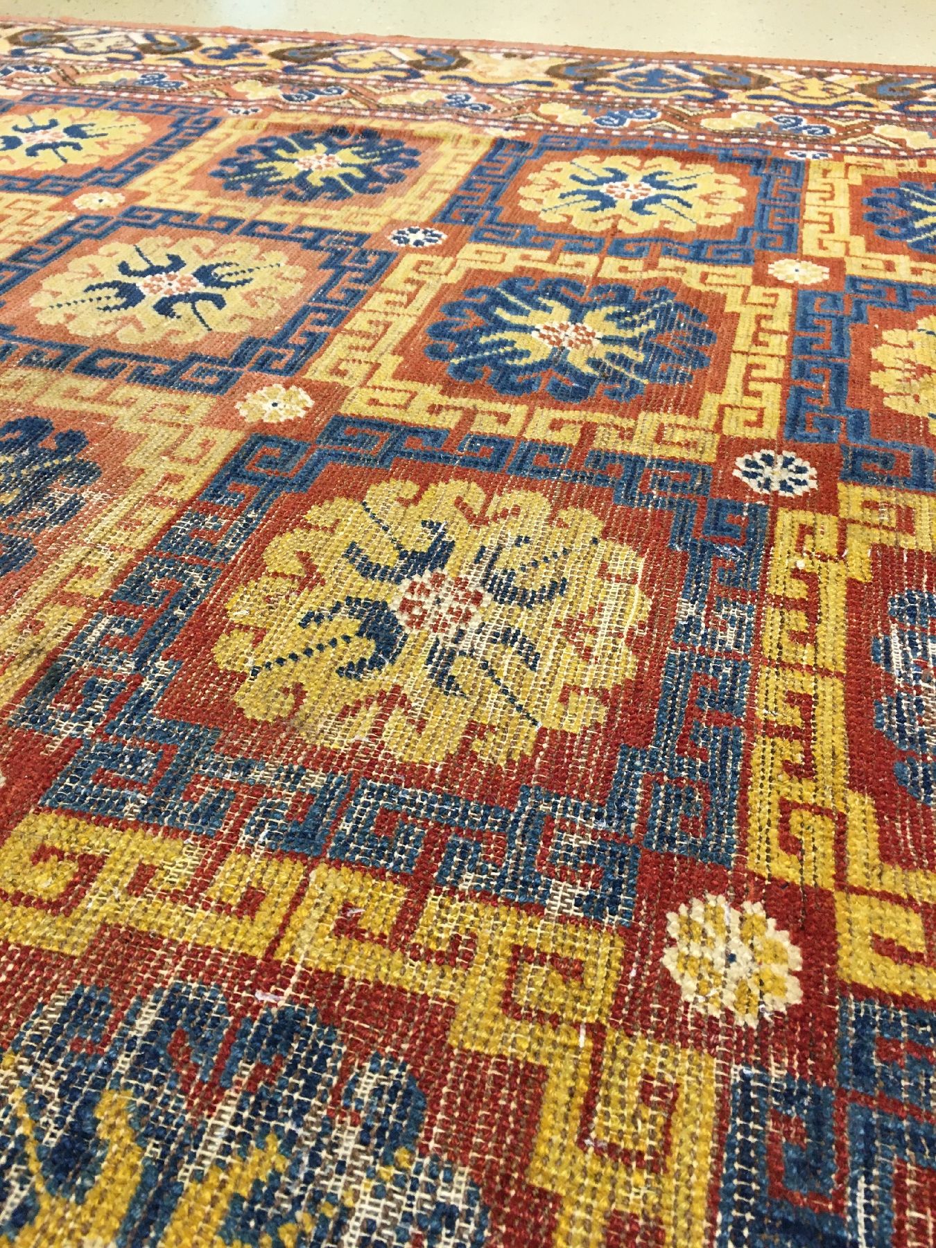 Detail f: Khotan antik, Ostturkestan, 2.Hälfte 19.Jhd., Wolle geknüpft auf Baumwolle. 28 Kassetten-Güls belegen den Fond, kombiniert mit einer ...