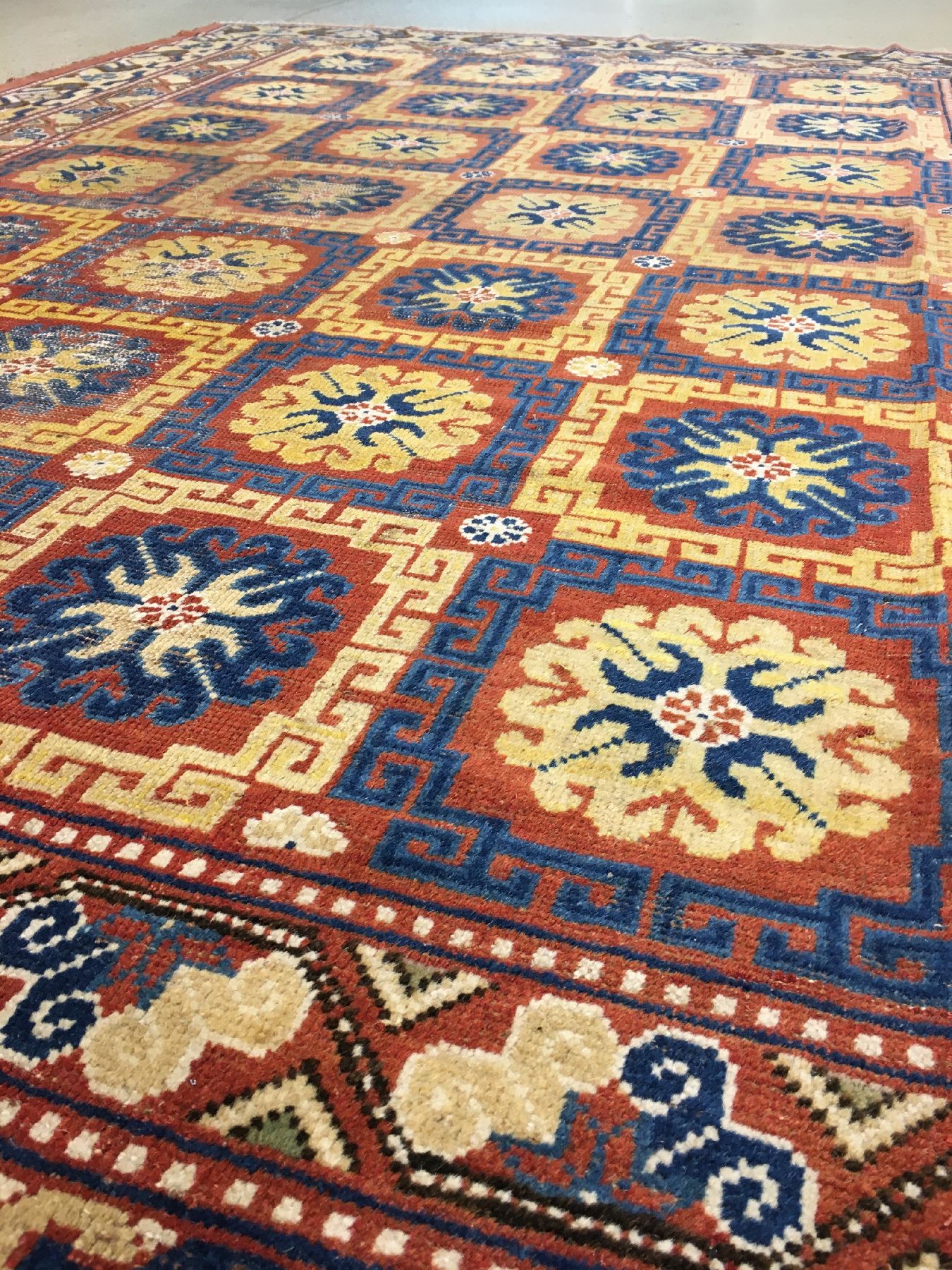 Detail g: Khotan antik, Ostturkestan, 2.Hälfte 19.Jhd., Wolle geknüpft auf Baumwolle. 28 Kassetten-Güls belegen den Fond, kombiniert mit einer ...