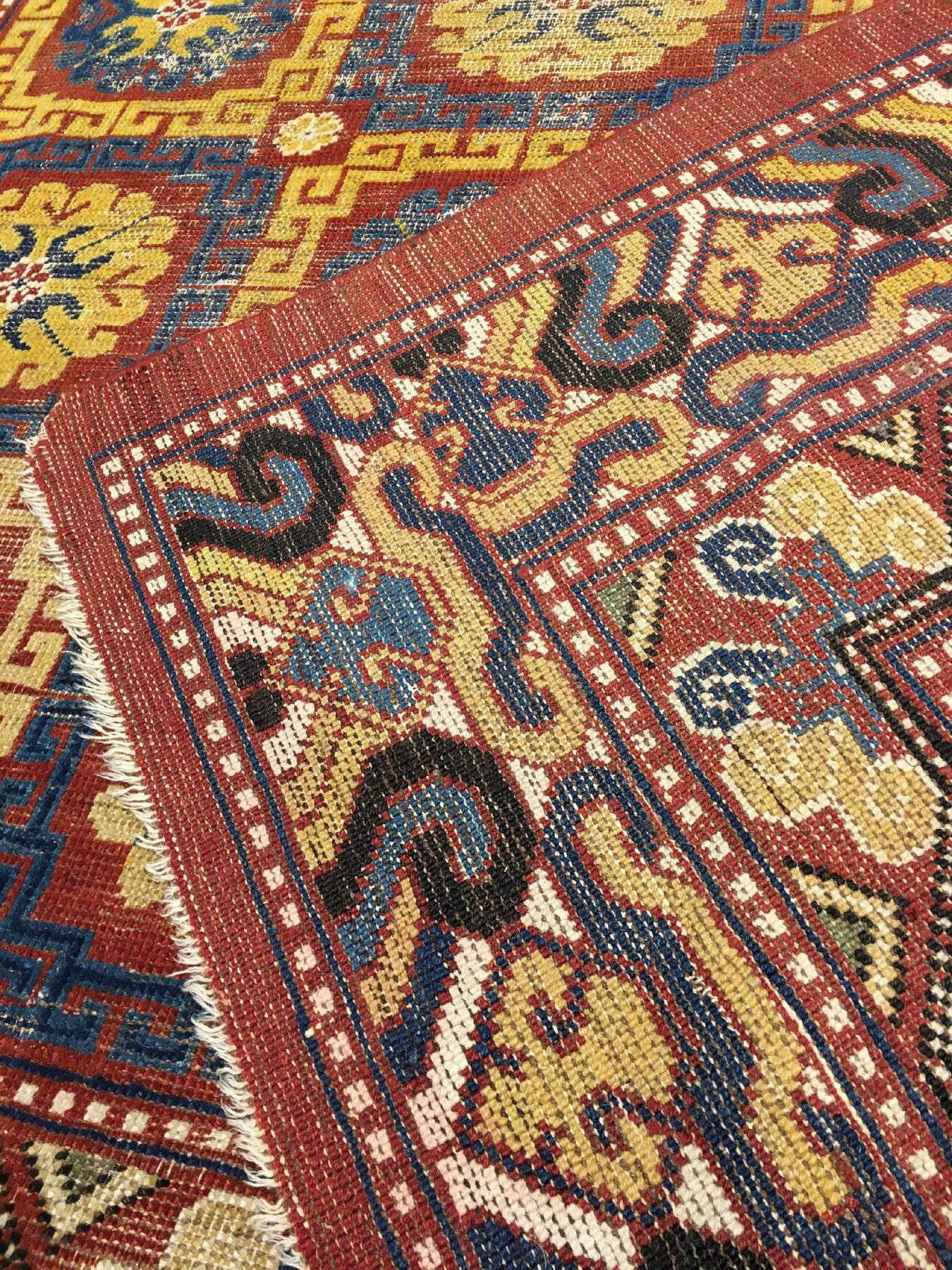 Detail h: Khotan antik, Ostturkestan, 2.Hälfte 19.Jhd., Wolle geknüpft auf Baumwolle. 28 Kassetten-Güls belegen den Fond, kombiniert mit einer ...