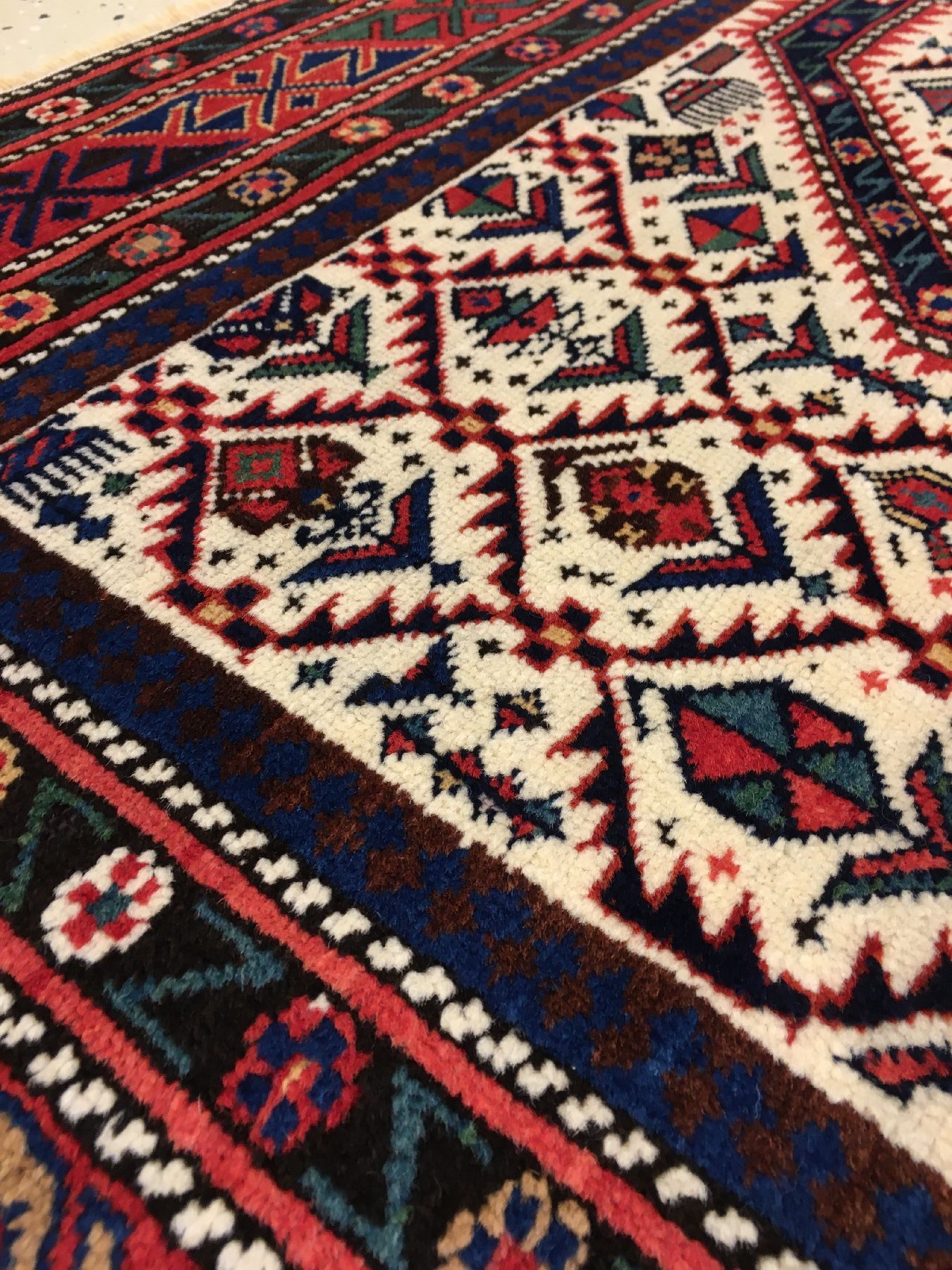 Detail f: Sehr feiner Schirwan "Gebetsteppich" antik (Mit minimalen Seiden-Highlights), Ostkaukasus, Datiert um 1900, Wolle/min. Seiden-Highlights ...