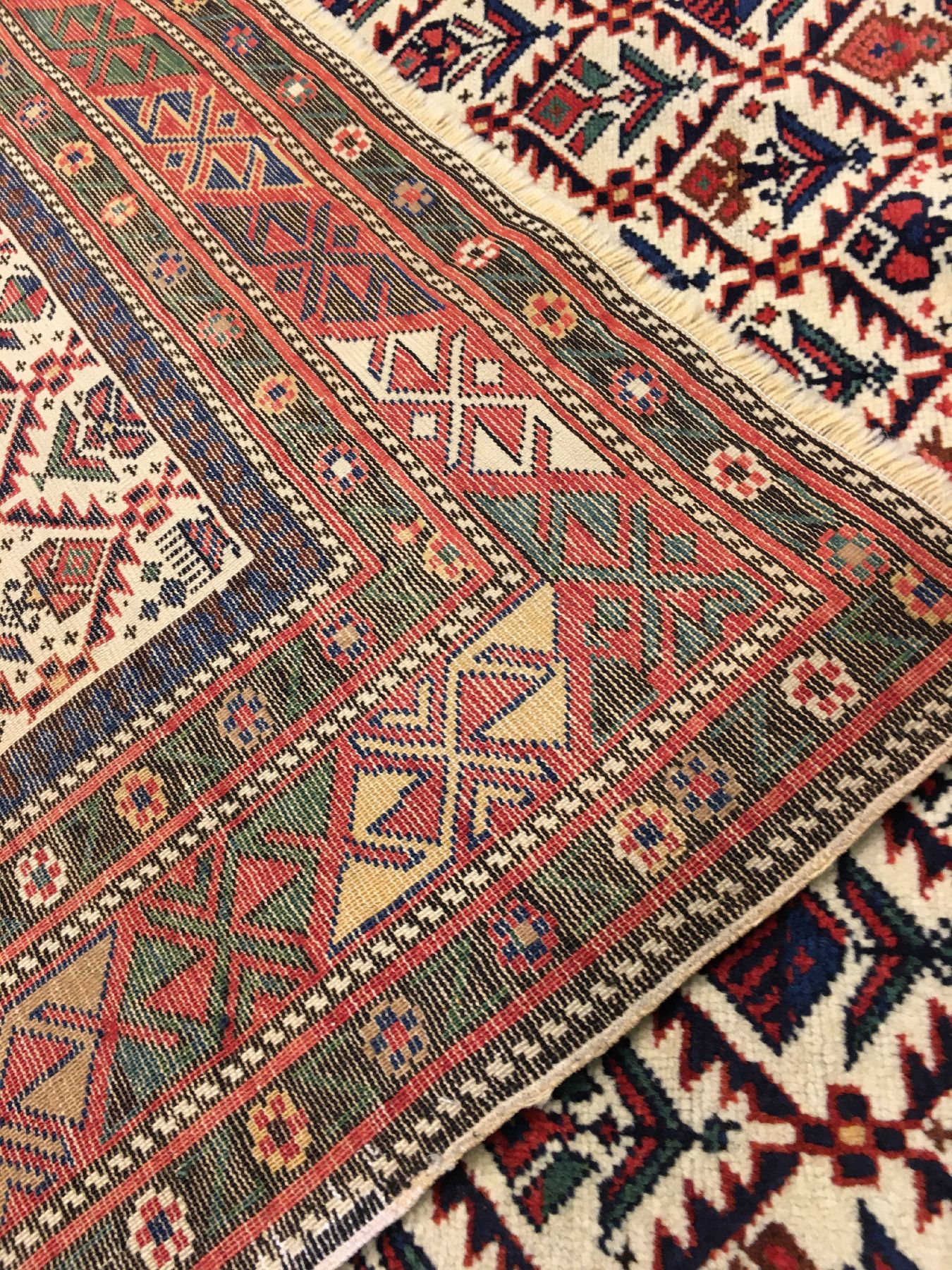 Detail h: Sehr feiner Schirwan "Gebetsteppich" antik (Mit minimalen Seiden-Highlights), Ostkaukasus, Datiert um 1900, Wolle/min. Seiden-Highlights ...