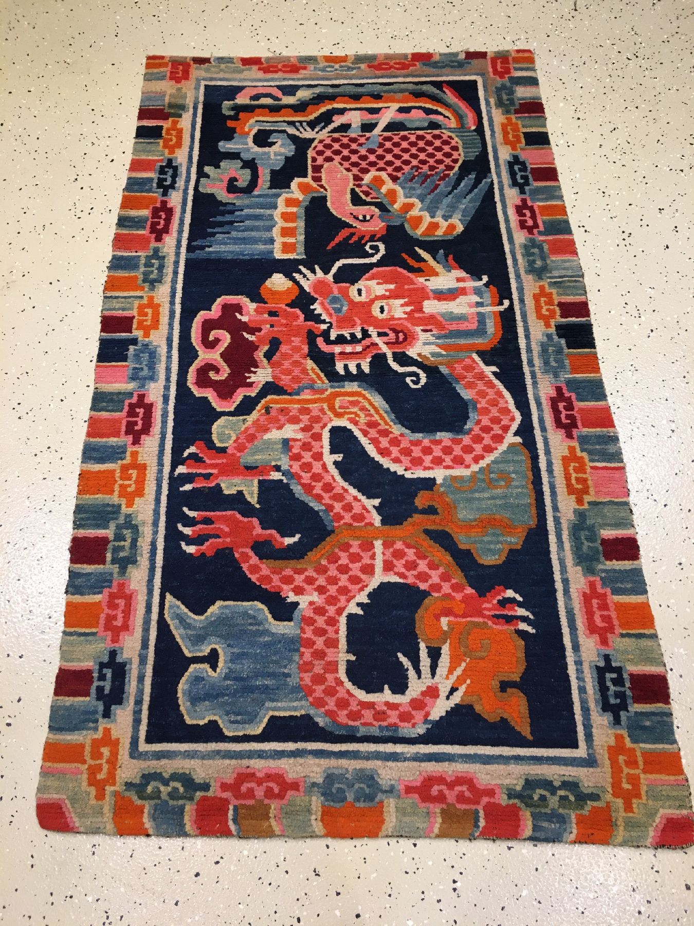 Detail a: Schigatse "Khaden" alt (Drachen & Phönyx), Südtibet, um 1910, Wolle geknüpft auf Wolle. Seltener und farbenfroher tibetischer ...