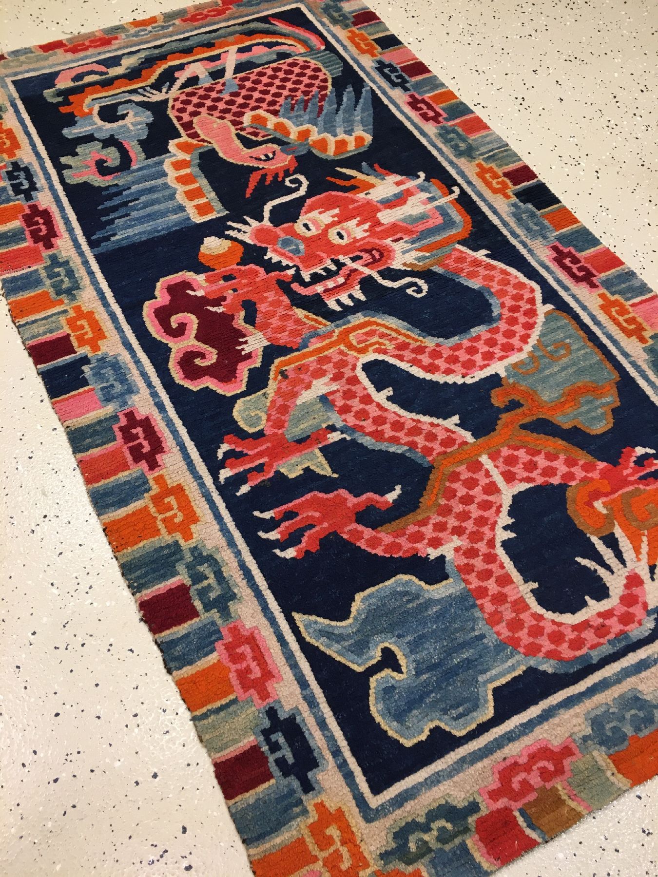 Detail b: Schigatse "Khaden" alt (Drachen & Phönyx), Südtibet, um 1910, Wolle geknüpft auf Wolle. Seltener und farbenfroher tibetischer ...