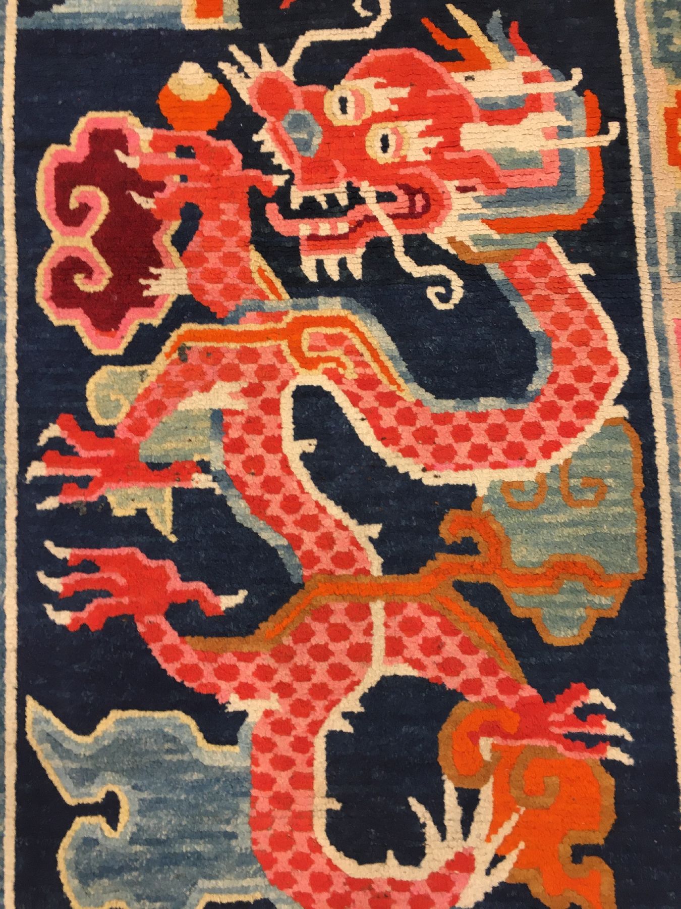Detail c: Schigatse "Khaden" alt (Drachen & Phönyx), Südtibet, um 1910, Wolle geknüpft auf Wolle. Seltener und farbenfroher tibetischer ...