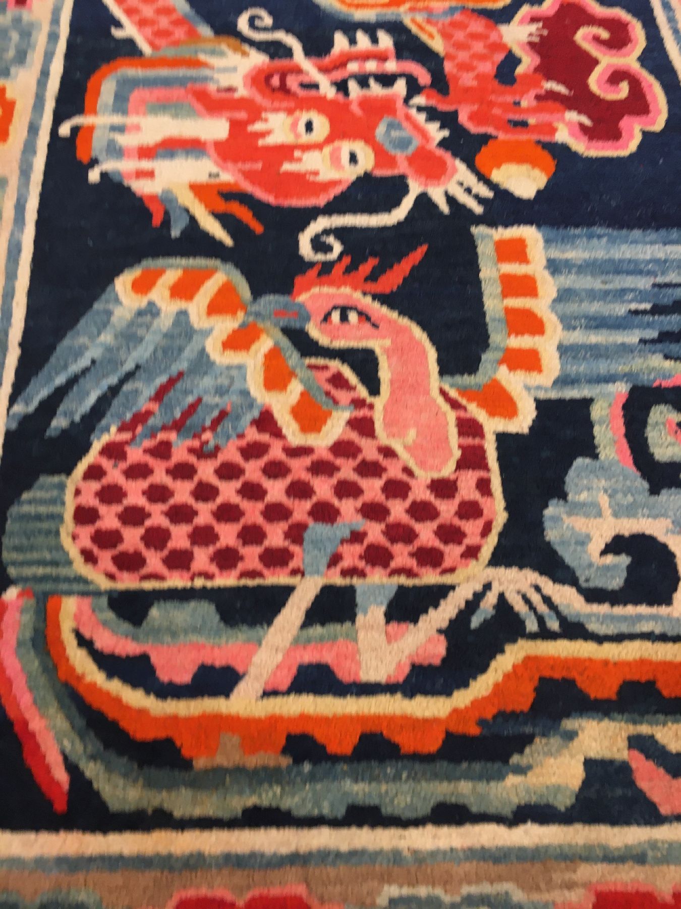 Detail e: Schigatse "Khaden" alt (Drachen & Phönyx), Südtibet, um 1910, Wolle geknüpft auf Wolle. Seltener und farbenfroher tibetischer ...