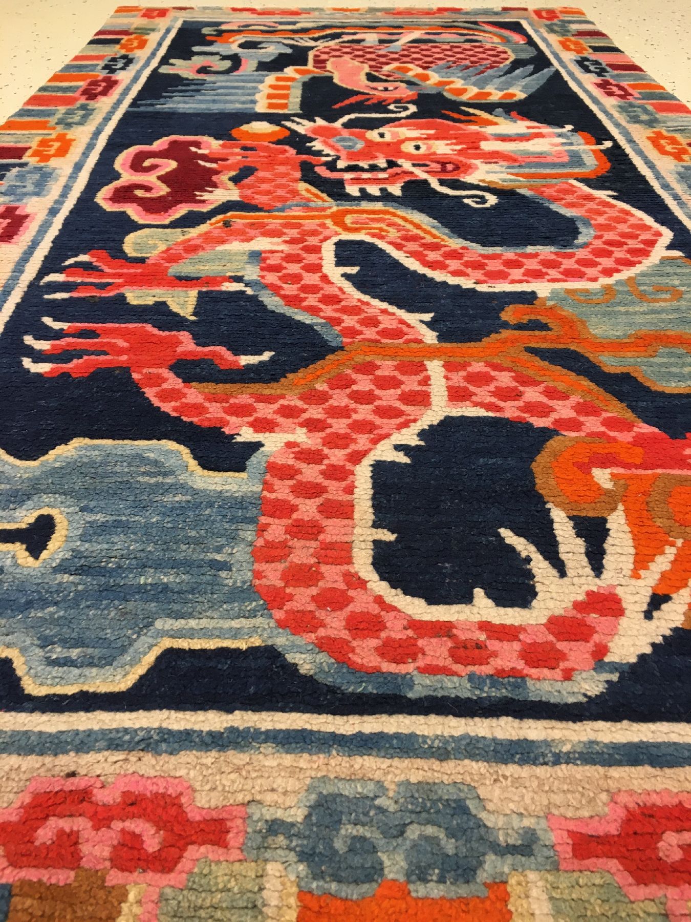 Detail g: Schigatse "Khaden" alt (Drachen & Phönyx), Südtibet, um 1910, Wolle geknüpft auf Wolle. Seltener und farbenfroher tibetischer ...