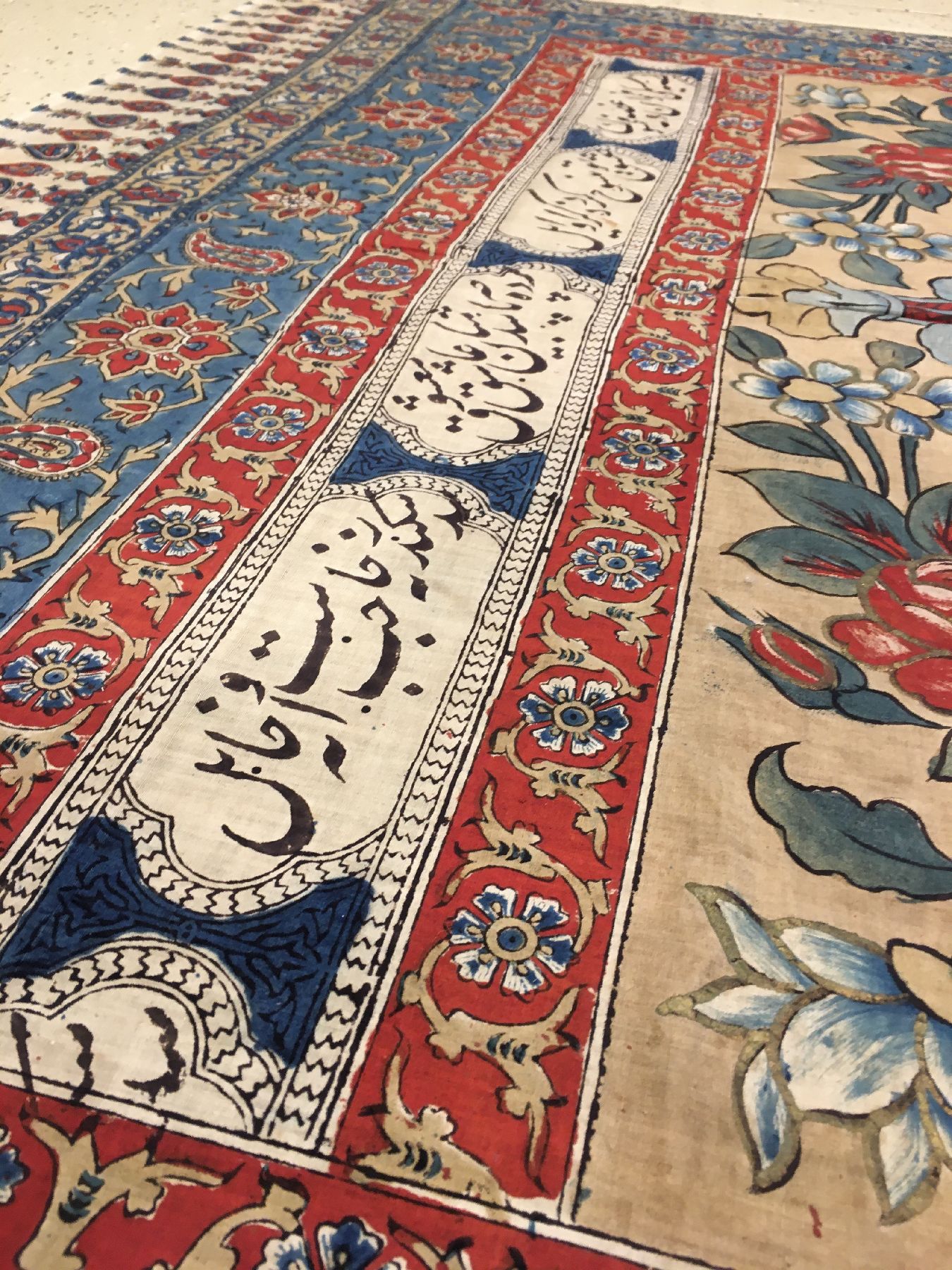 Detail g: Esfahan "Qalamkar" antik (Tochter eines Königs), Zentralpersien, um 1900, Baumwolltuch teils aufgedruckt und bemalt. Sehr feine Zeichnung ...