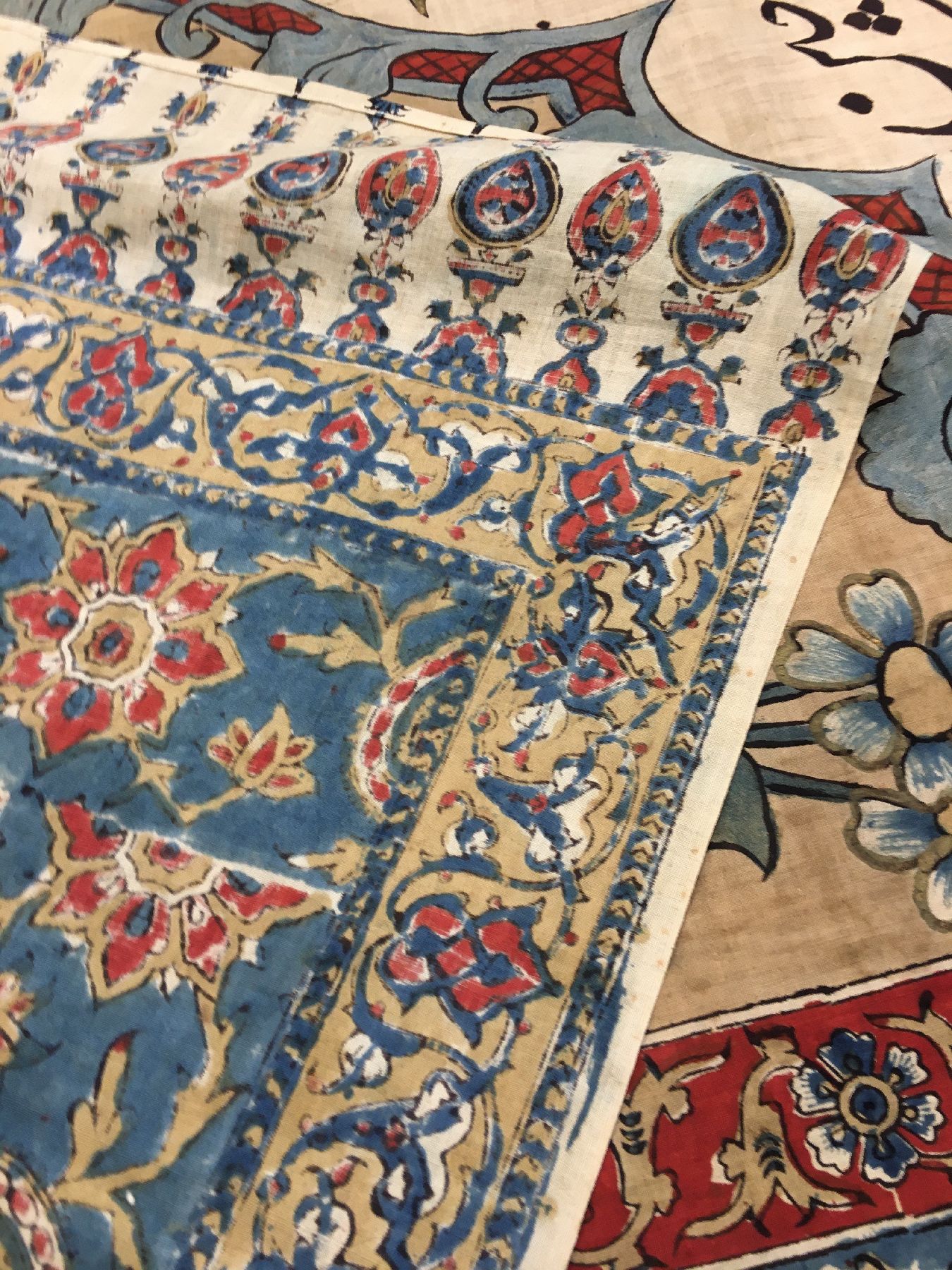 Detail h: Esfahan "Qalamkar" antik (Tochter eines Königs), Zentralpersien, um 1900, Baumwolltuch teils aufgedruckt und bemalt. Sehr feine Zeichnung ...