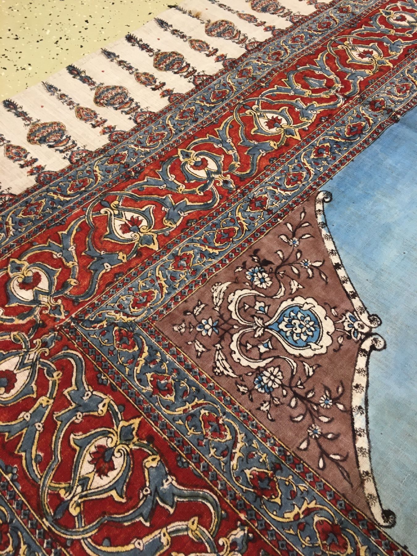 Detail g: Esfahan "Qalamkar" antik (Leyli & Majnun), Zentralpersien, um 1900, Baumwolltuch teils aufgedruckt und bemalt. Feine Zeichnung, absolute ...
