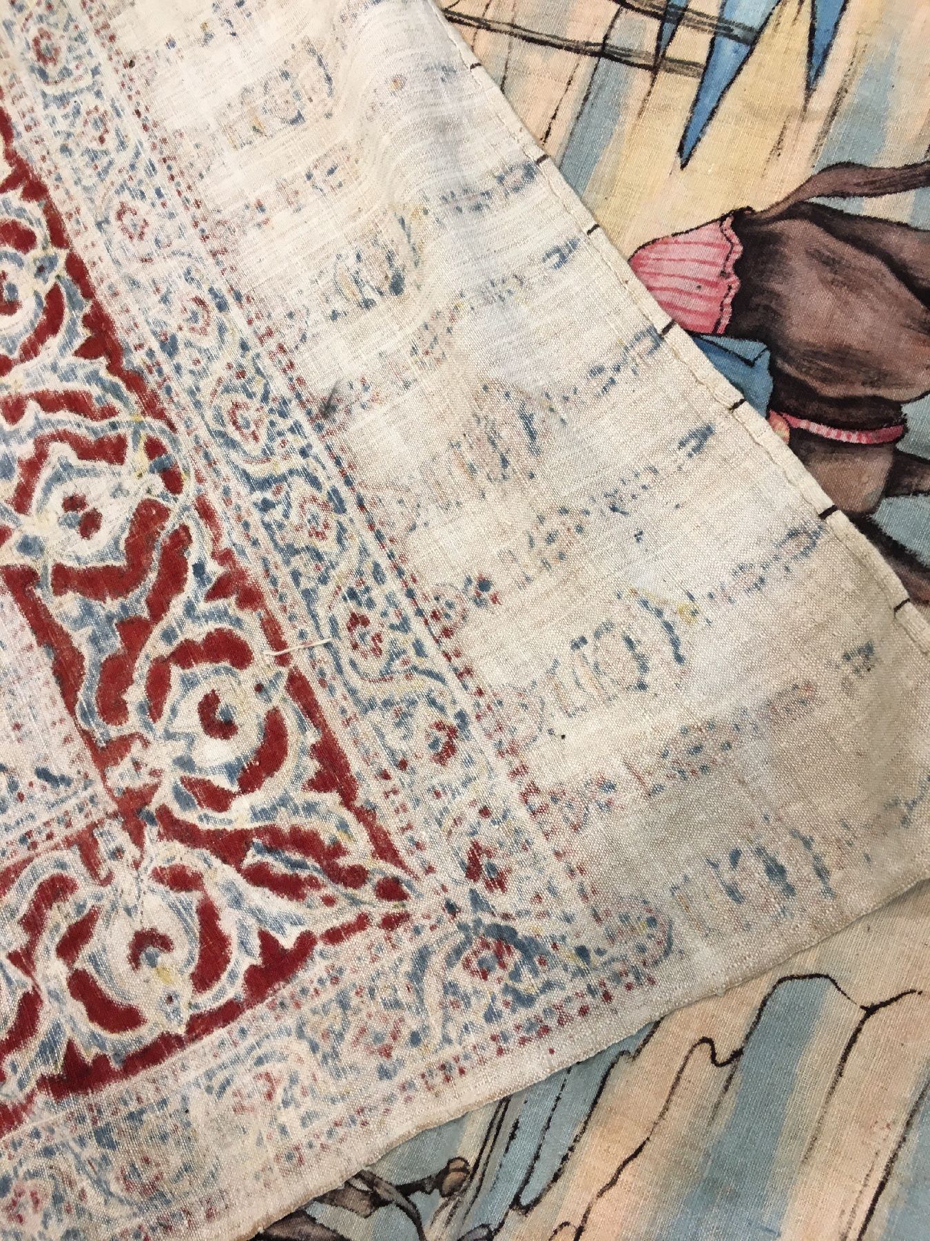Detail h: Esfahan "Qalamkar" antik (Leyli & Majnun), Zentralpersien, um 1900, Baumwolltuch teils aufgedruckt und bemalt. Feine Zeichnung, absolute ...