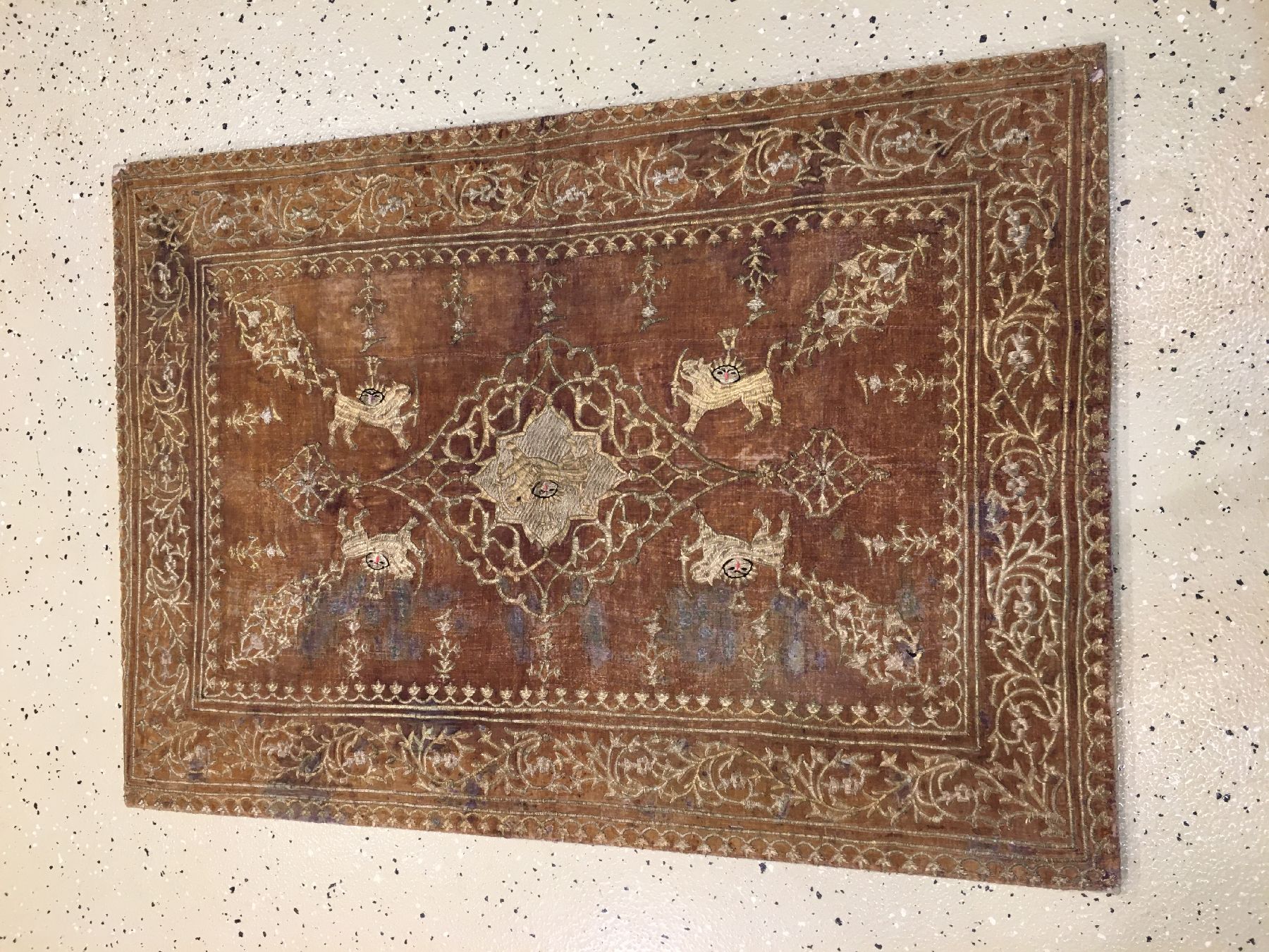 Detail a: Persische Qajar "Metallstickerei" antik (QajarWappen, Löwe & Sonne), Südpersien, Mitte 19.Jhd., Metallstickerei auf Seiden-Samt. Feine ...