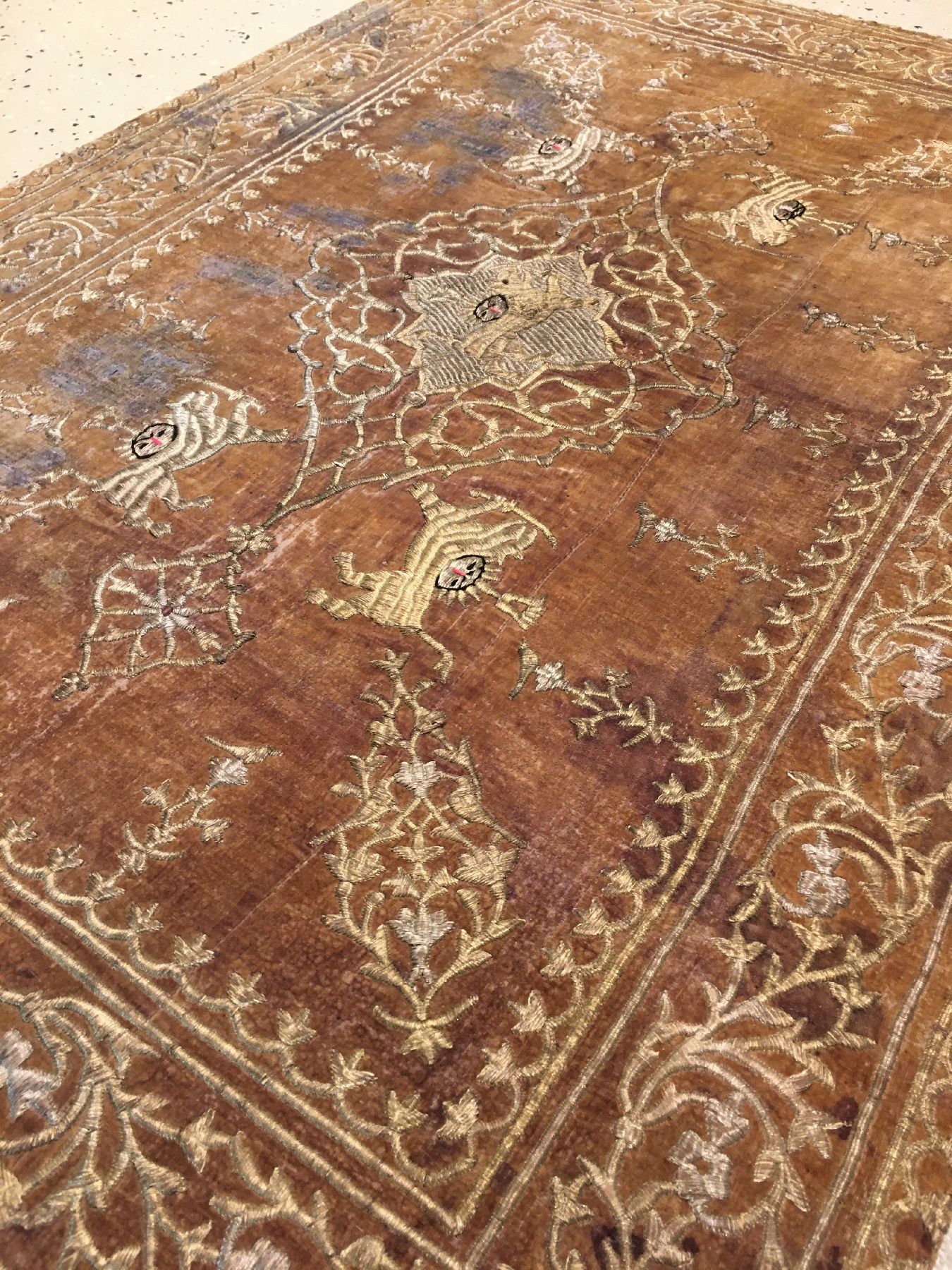 Detail b: Persische Qajar "Metallstickerei" antik (QajarWappen, Löwe & Sonne), Südpersien, Mitte 19.Jhd., Metallstickerei auf Seiden-Samt. Feine ...