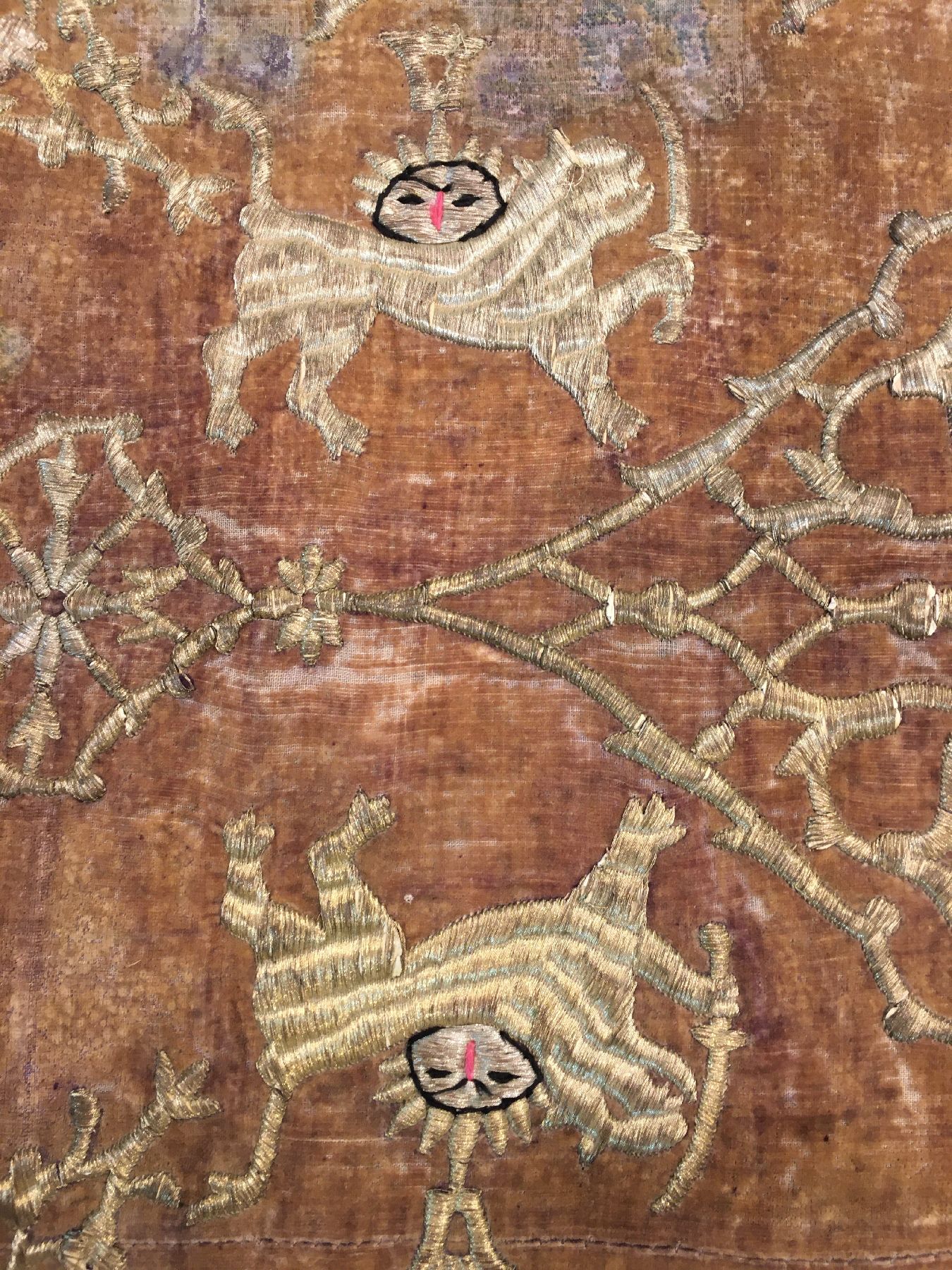 Detail c: Persische Qajar "Metallstickerei" antik (QajarWappen, Löwe & Sonne), Südpersien, Mitte 19.Jhd., Metallstickerei auf Seiden-Samt. Feine ...