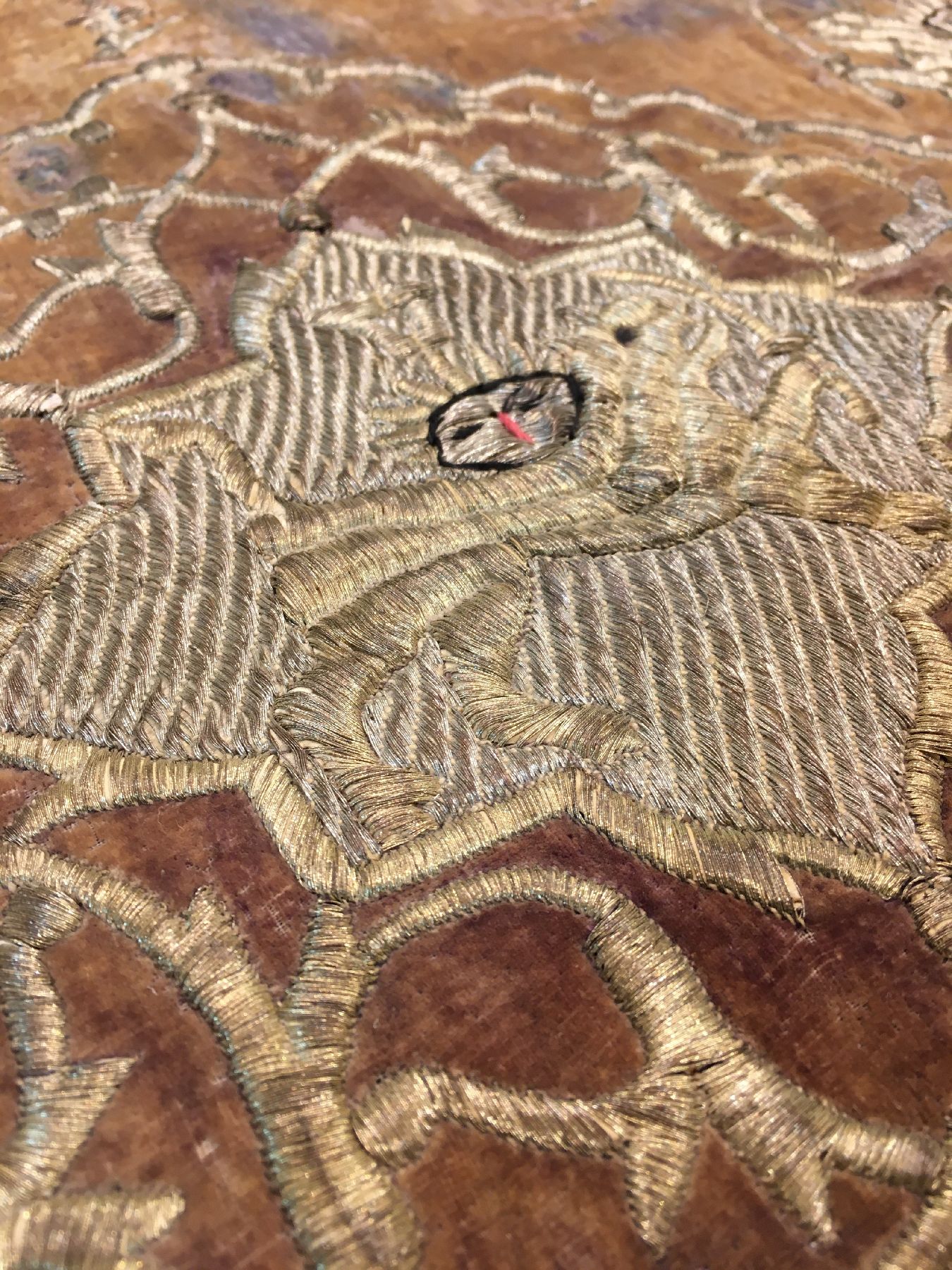 Detail d: Persische Qajar "Metallstickerei" antik (QajarWappen, Löwe & Sonne), Südpersien, Mitte 19.Jhd., Metallstickerei auf Seiden-Samt. Feine ...