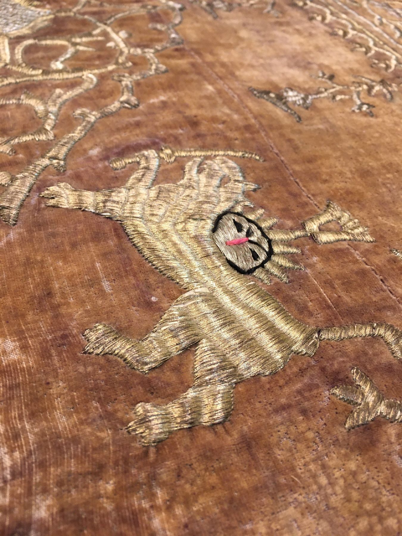 Detail f: Persische Qajar "Metallstickerei" antik (QajarWappen, Löwe & Sonne), Südpersien, Mitte 19.Jhd., Metallstickerei auf Seiden-Samt. Feine ...