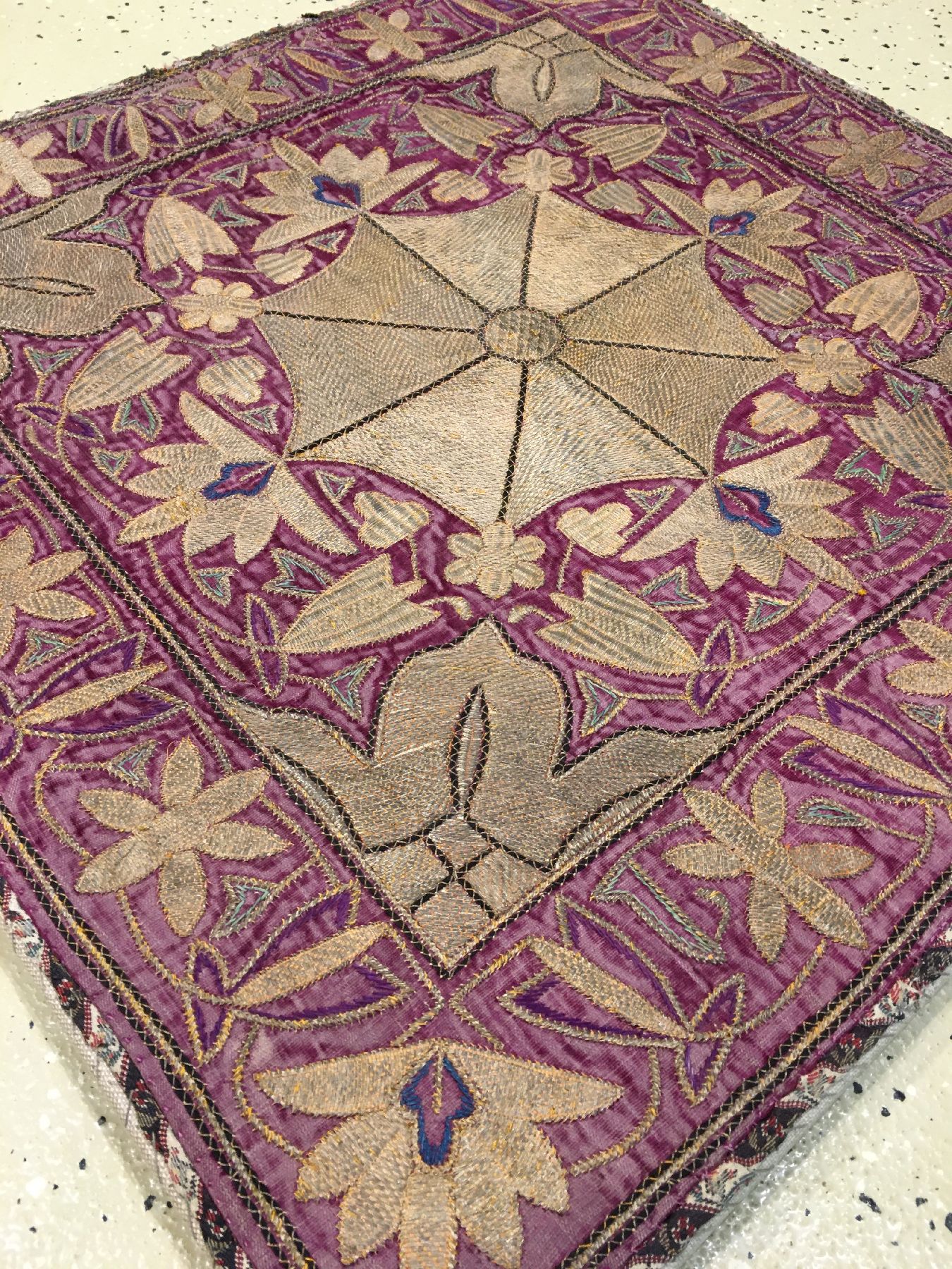 Detail b: Persische Qajar "Metallstickerei" antik, Südpersien, frühes/Mitte 19.Jhd., Metallstickerei auf violetten Seiden-Samt. Sehr feine ...