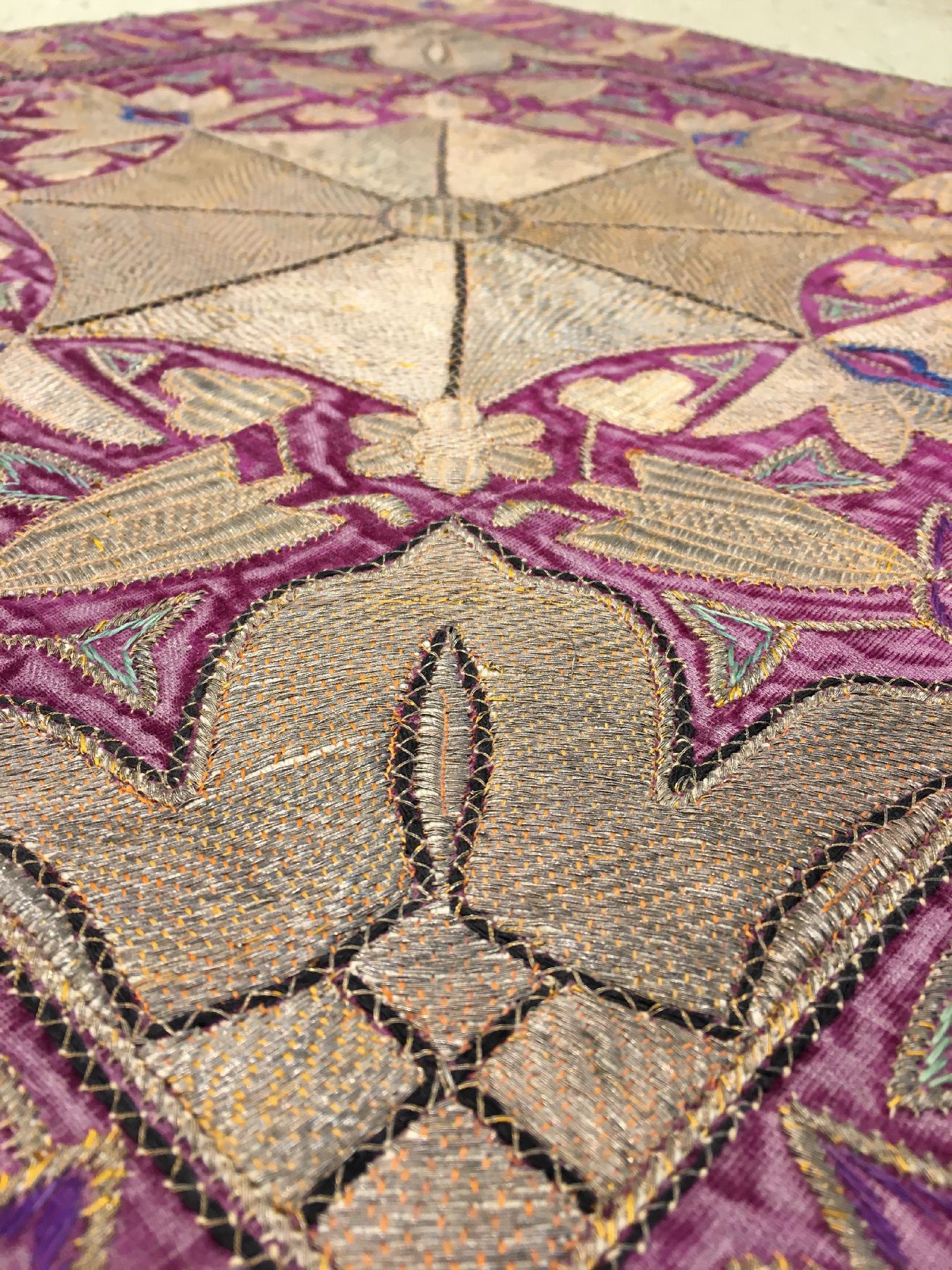 Detail c: Persische Qajar "Metallstickerei" antik, Südpersien, frühes/Mitte 19.Jhd., Metallstickerei auf violetten Seiden-Samt. Sehr feine ...