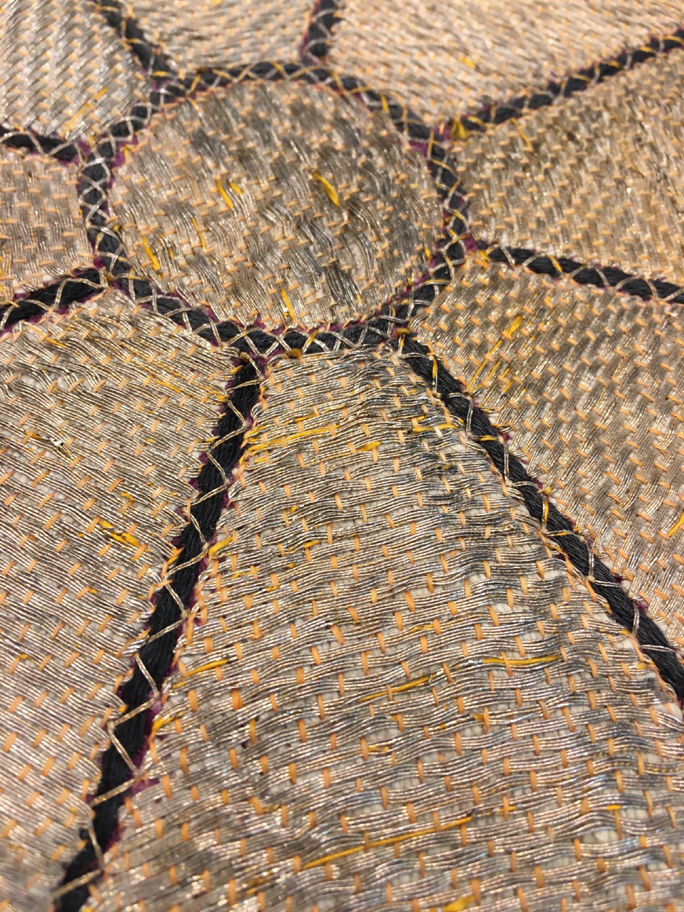 Detail d: Persische Qajar "Metallstickerei" antik, Südpersien, frühes/Mitte 19.Jhd., Metallstickerei auf violetten Seiden-Samt. Sehr feine ...